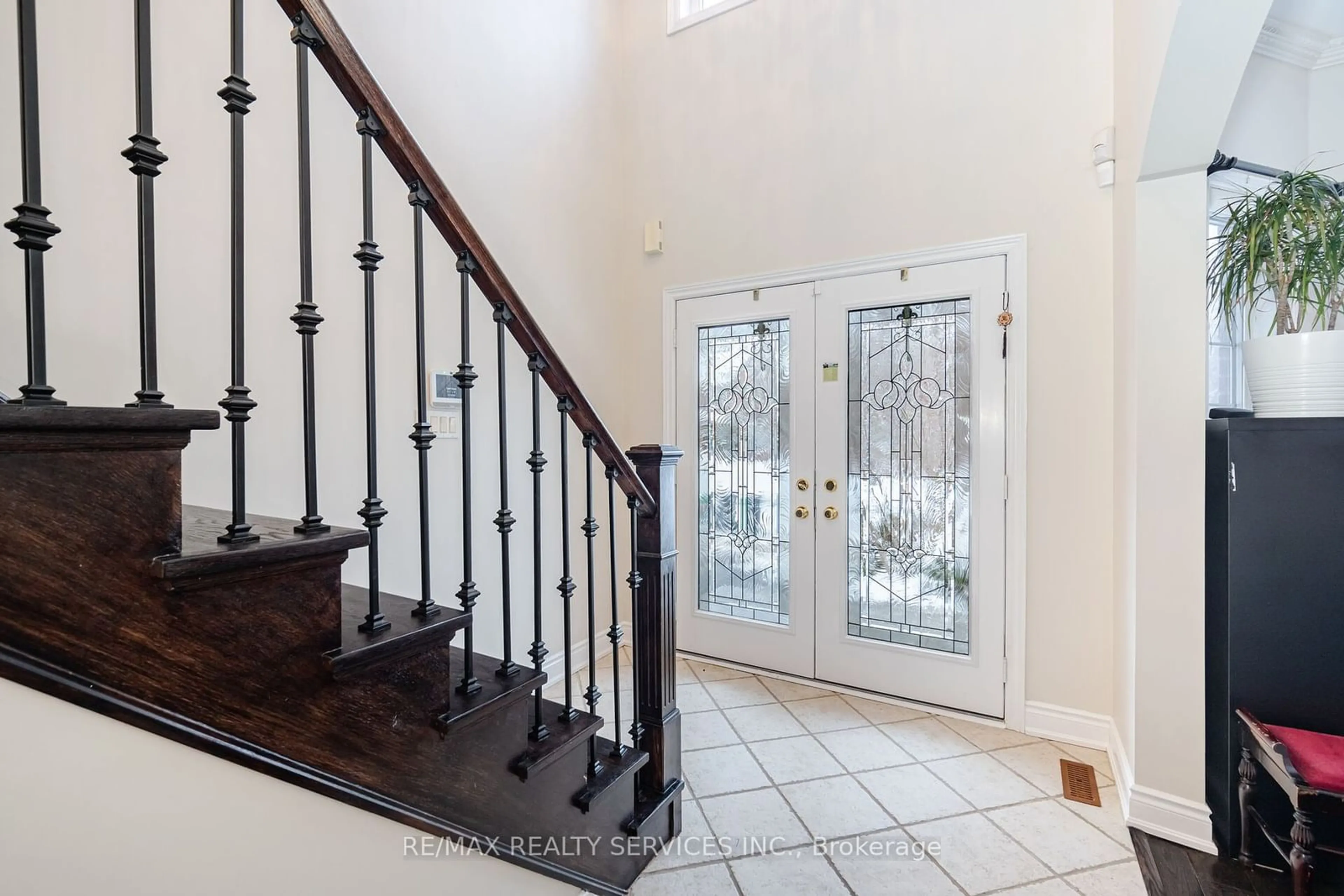 Indoor entryway for 2 Putney Rd, Caledon Ontario L7C 1R4