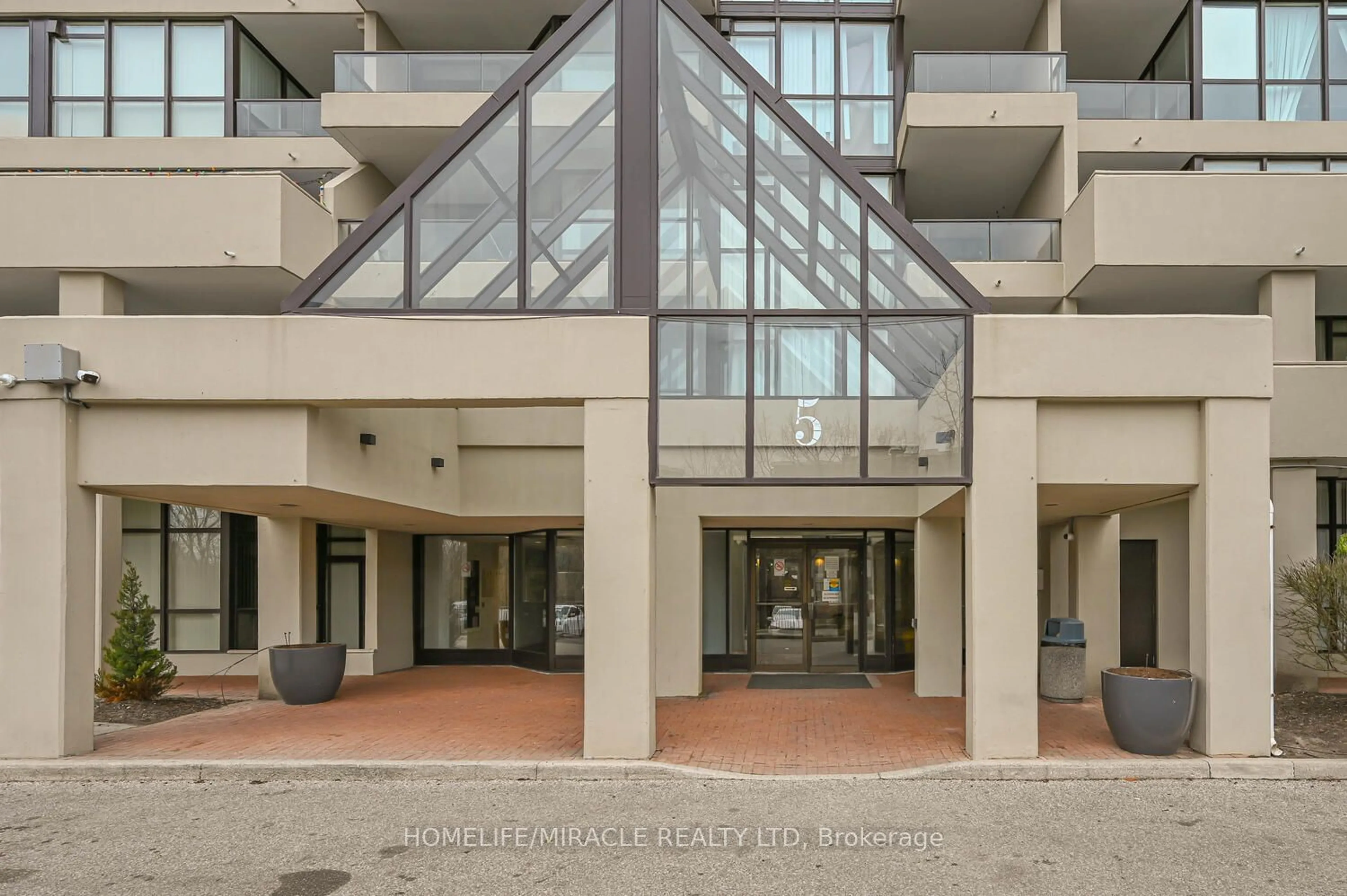 Indoor foyer for 5 Rowntree Rd #511, Toronto Ontario M9V 5G9