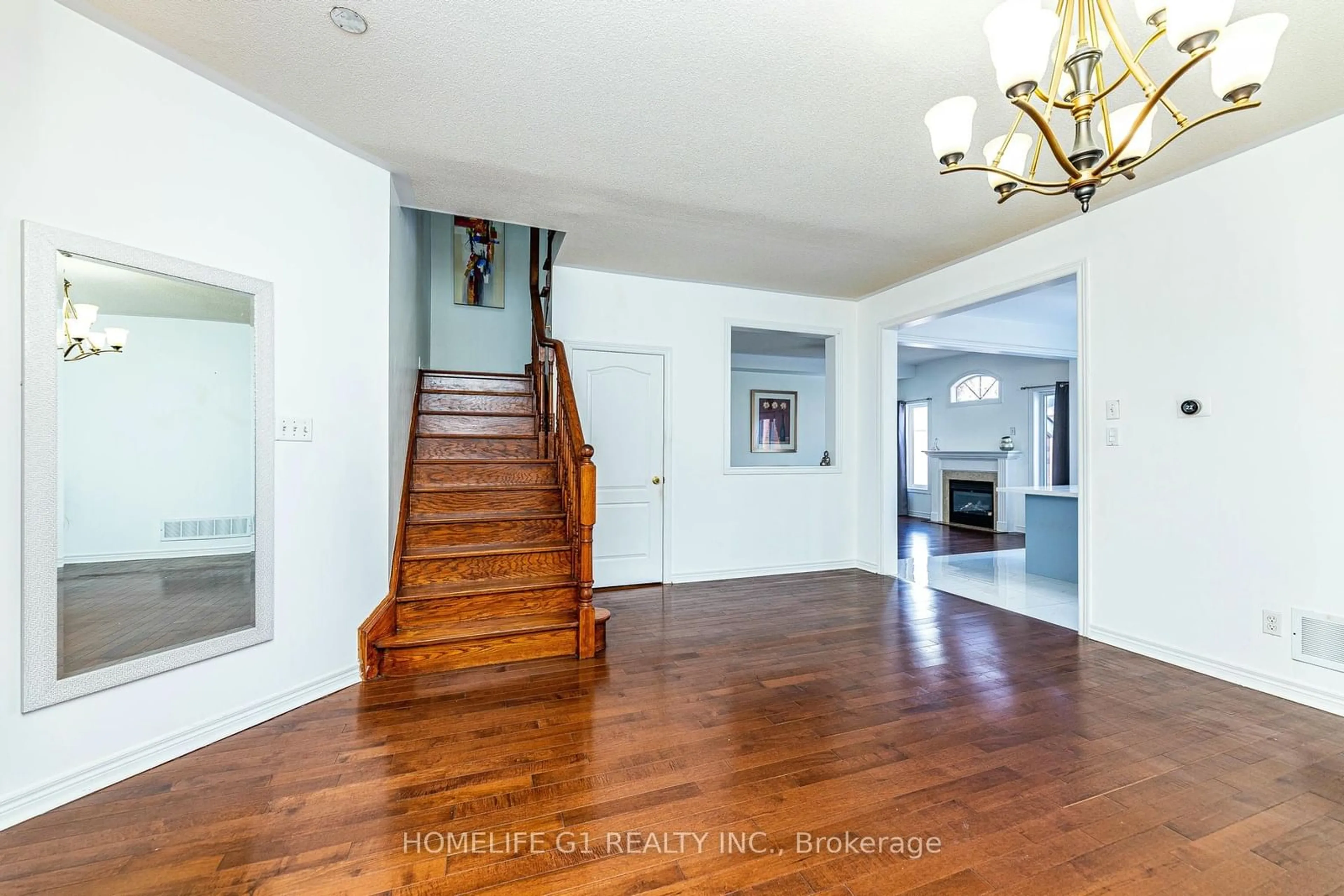 Indoor foyer for 25 Oblate Cres, Brampton Ontario L6Y 0K2