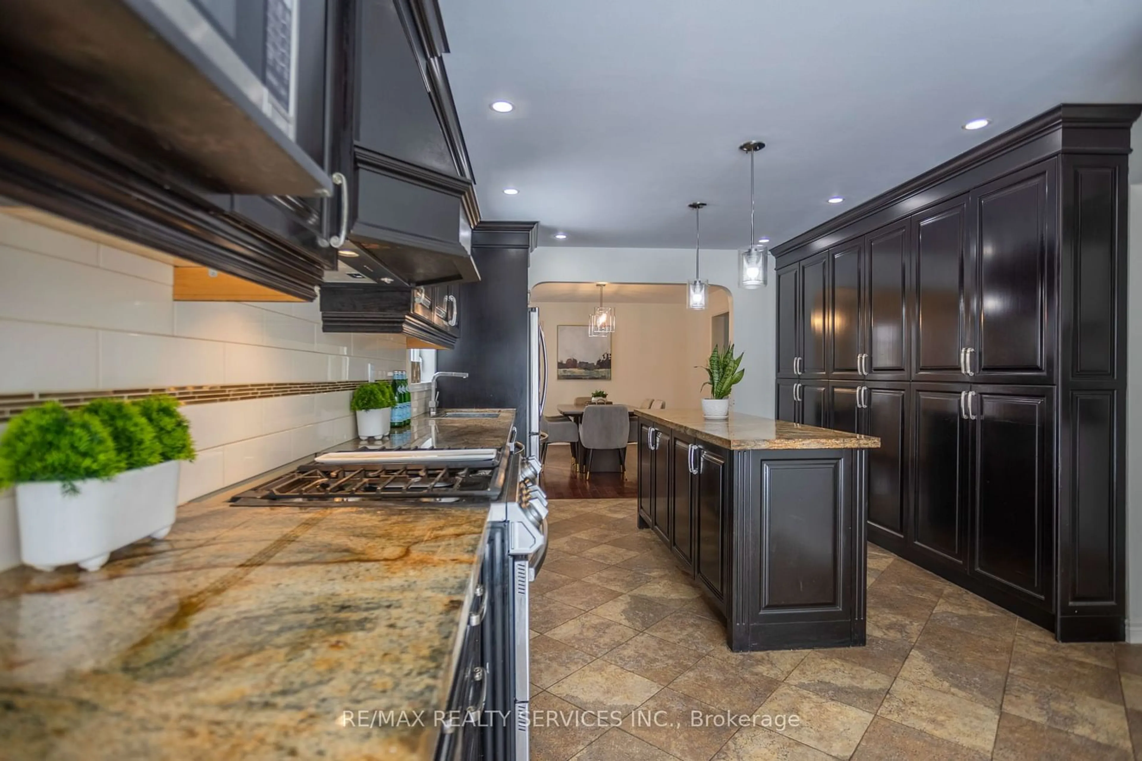 Contemporary kitchen, ceramic/tile floor for 40 Nottingham Cres, Brampton Ontario L6S 4G4