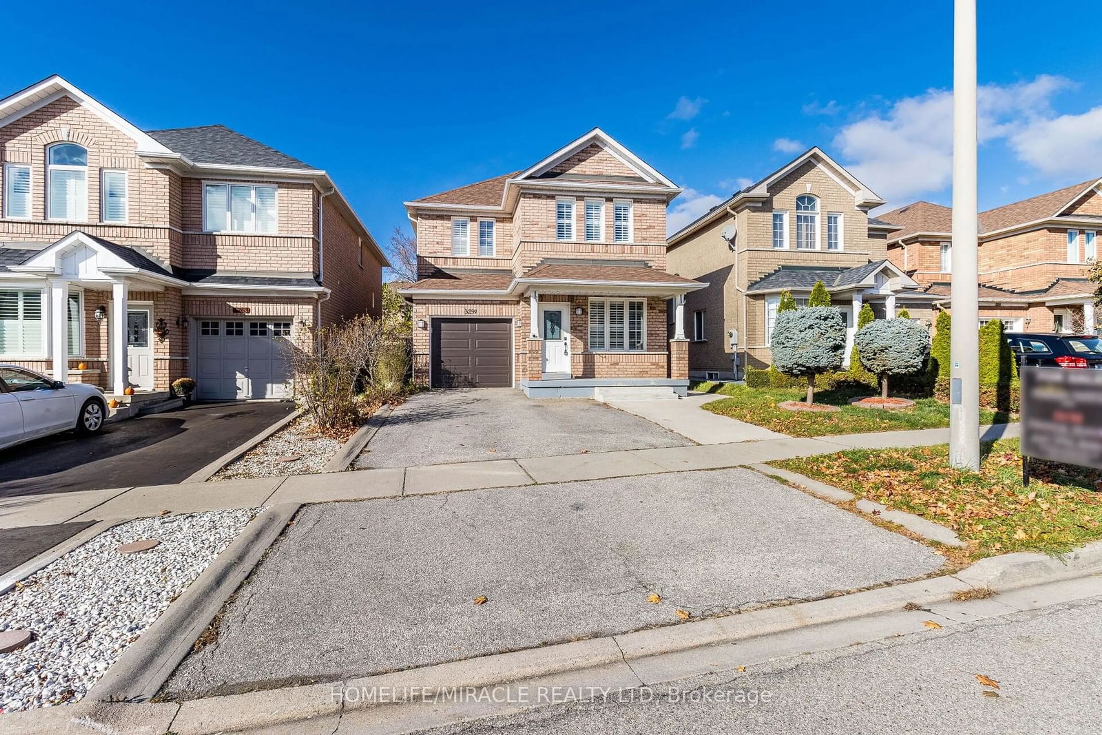 Home with brick exterior material, street for 3259 Scotch Pine Gate, Mississauga Ontario L5N 8E6