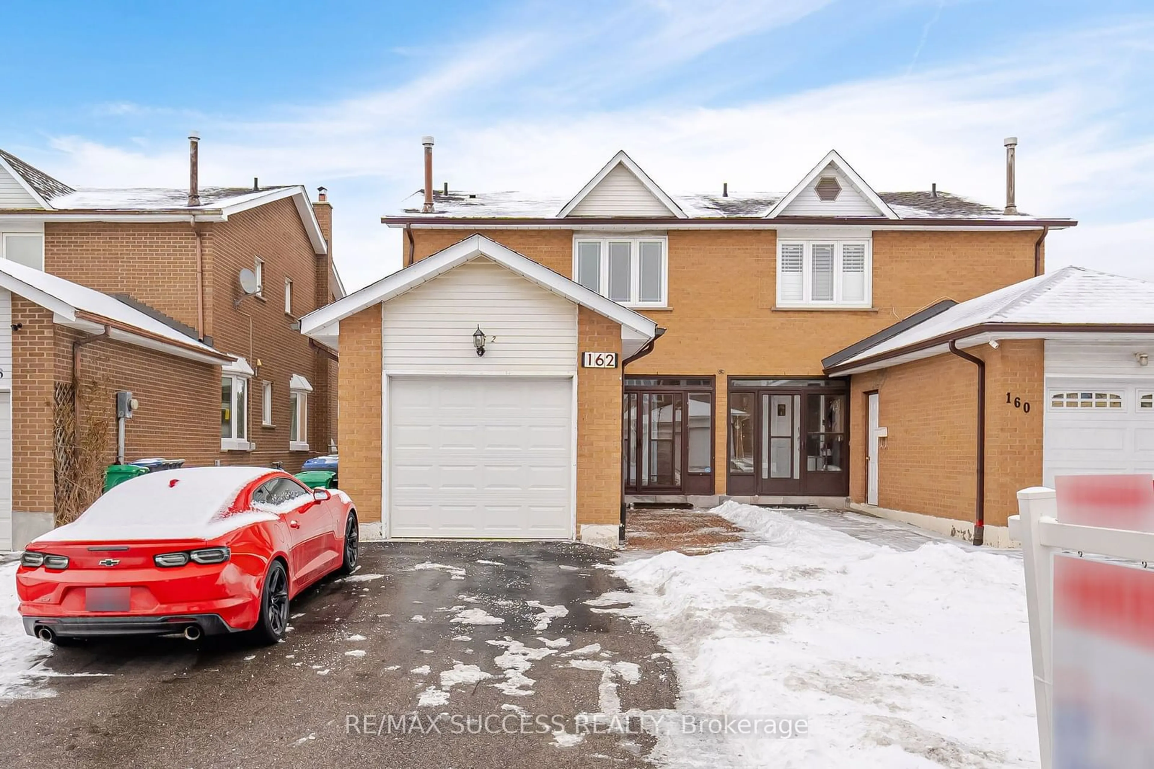 A pic from outside/outdoor area/front of a property/back of a property/a pic from drone, street for 162 Ashridge Crt, Mississauga Ontario L4Z 1M9