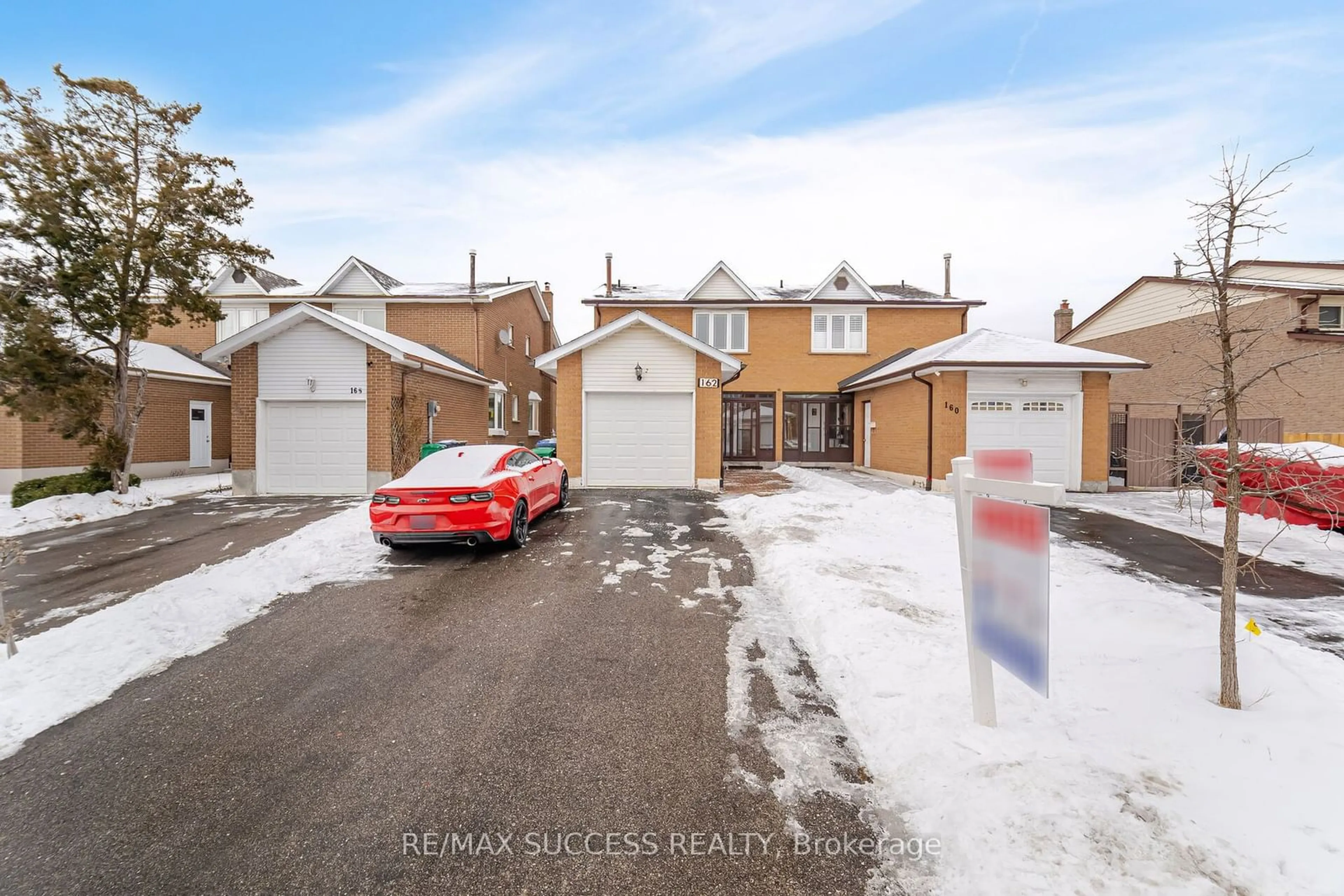 A pic from outside/outdoor area/front of a property/back of a property/a pic from drone, street for 162 Ashridge Crt, Mississauga Ontario L4Z 1M9