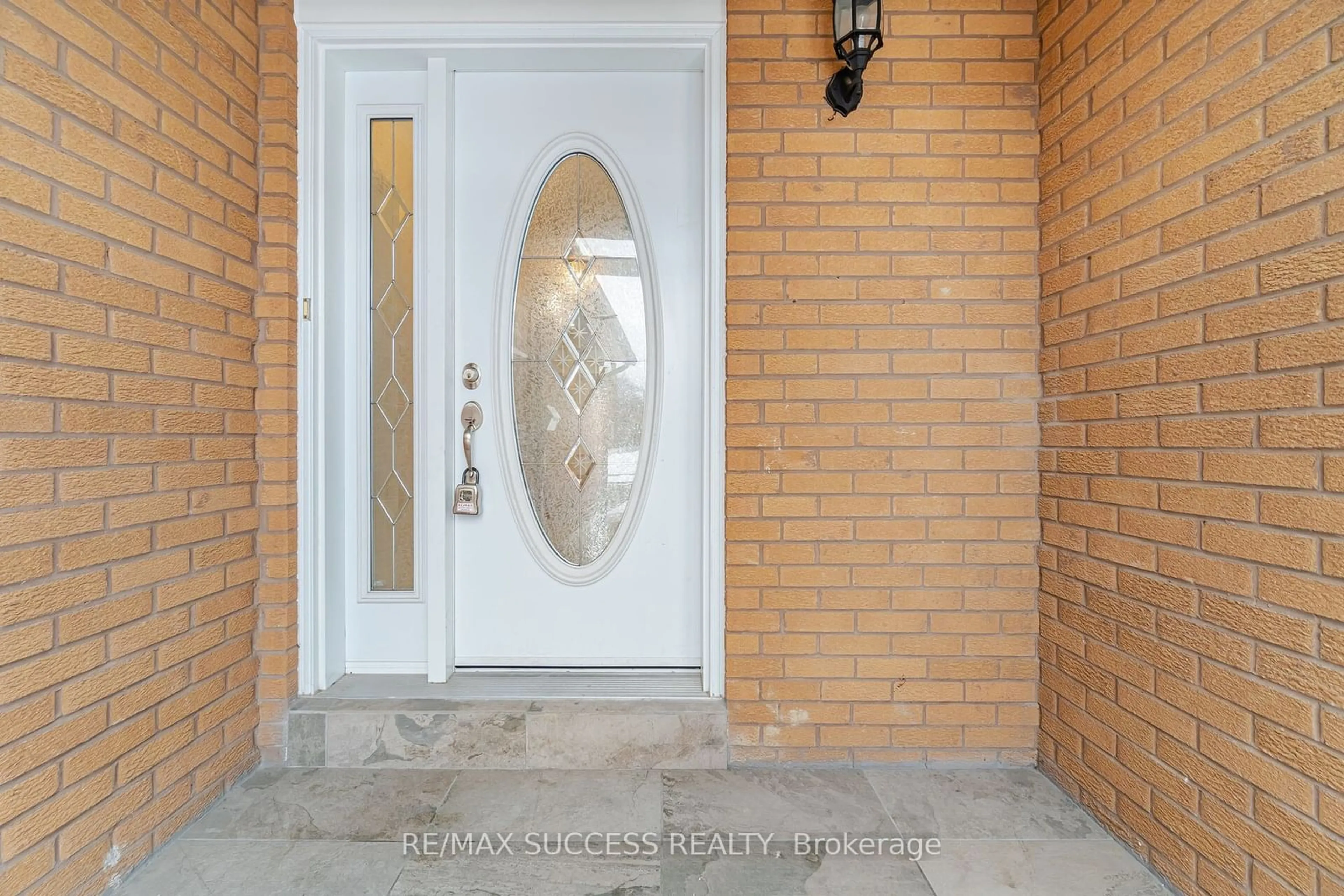 Indoor entryway for 162 Ashridge Crt, Mississauga Ontario L4Z 1M9