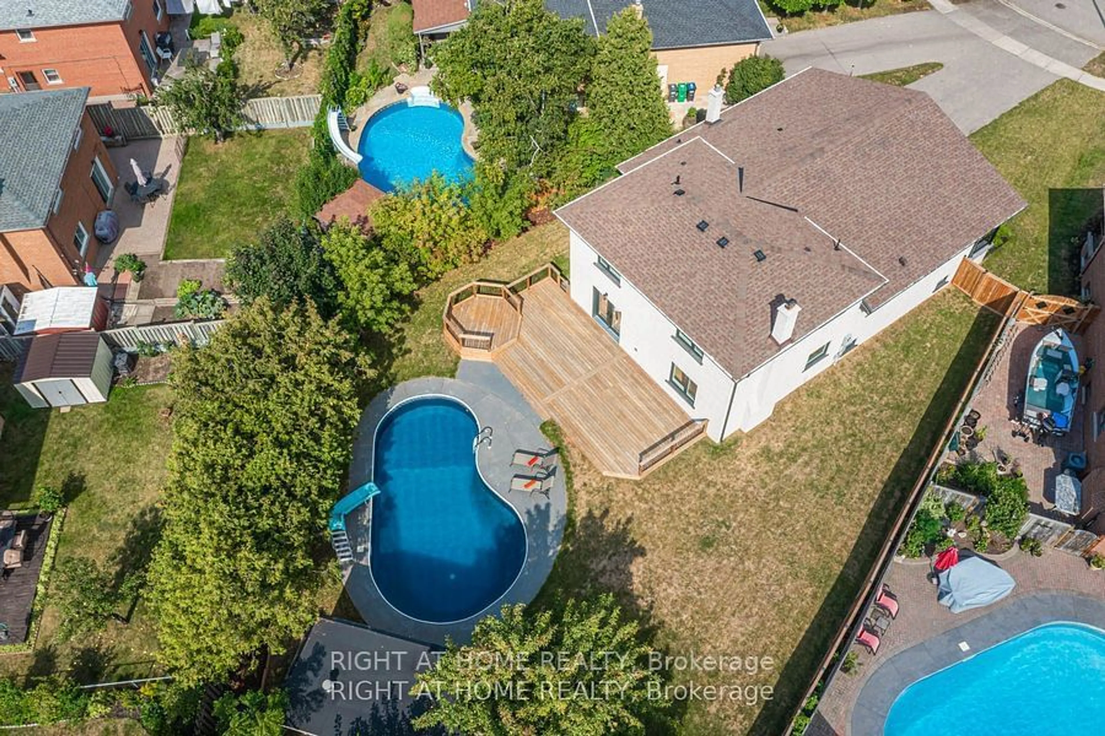 A pic from outside/outdoor area/front of a property/back of a property/a pic from drone, unknown for 690 Hillman Cres, Mississauga Ontario L4Y 2H9