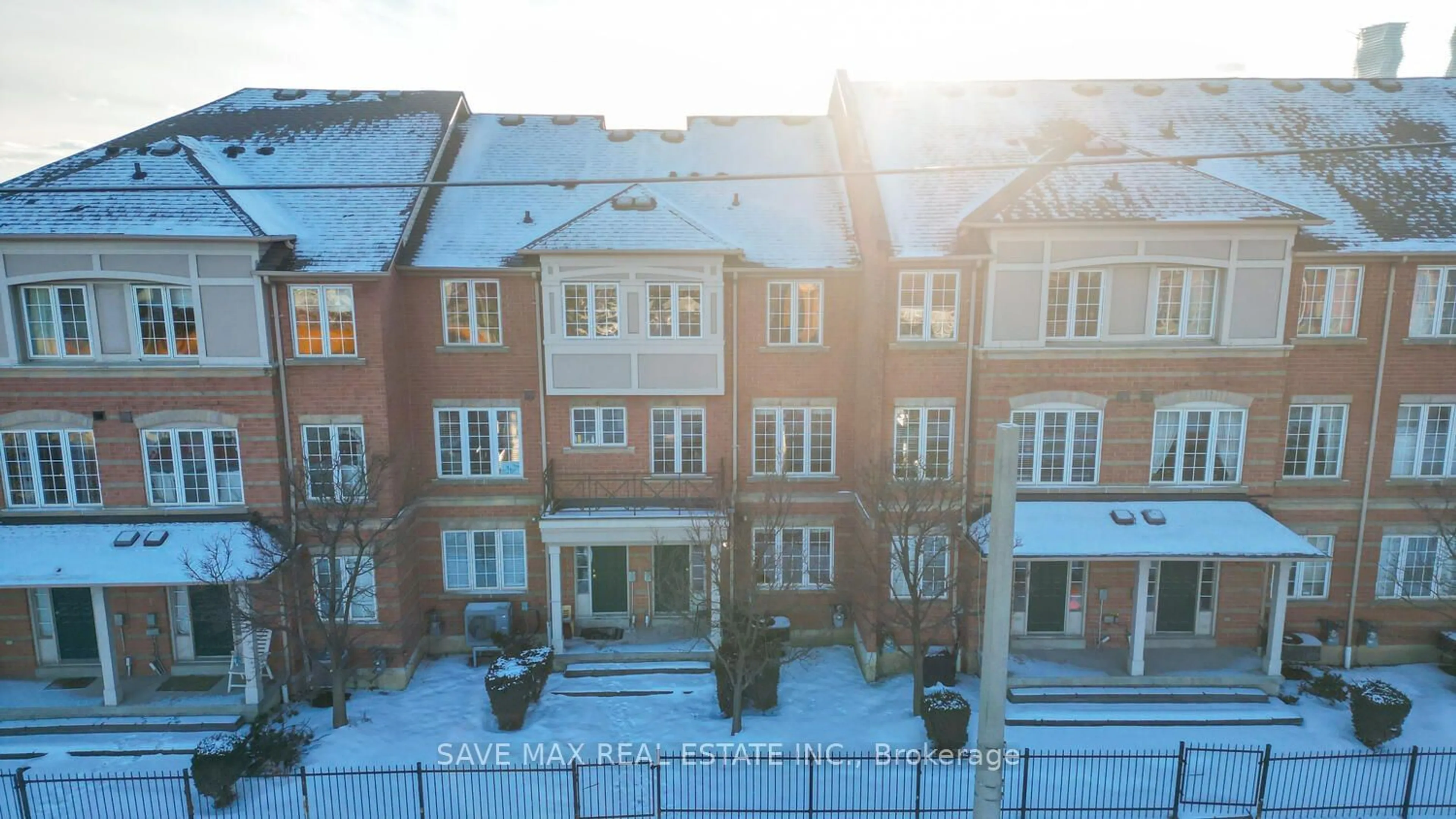 A pic from outside/outdoor area/front of a property/back of a property/a pic from drone, city buildings view from balcony for 38 Fairview Rd #16, Mississauga Ontario L5B 4J8