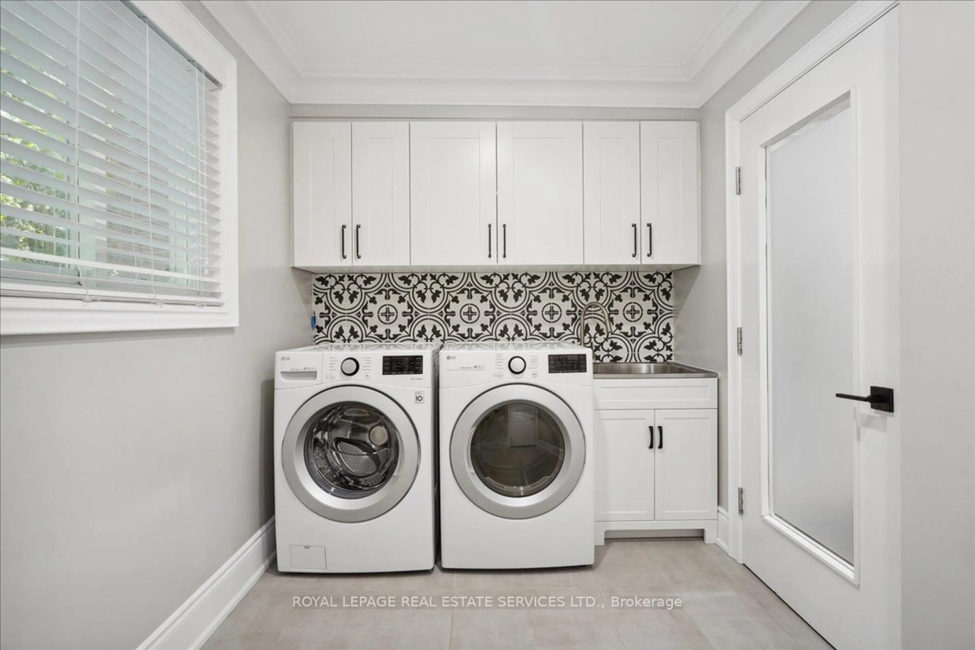 Laundry room for 1141 Vicki Lane, Mississauga Ontario L5C 2X9