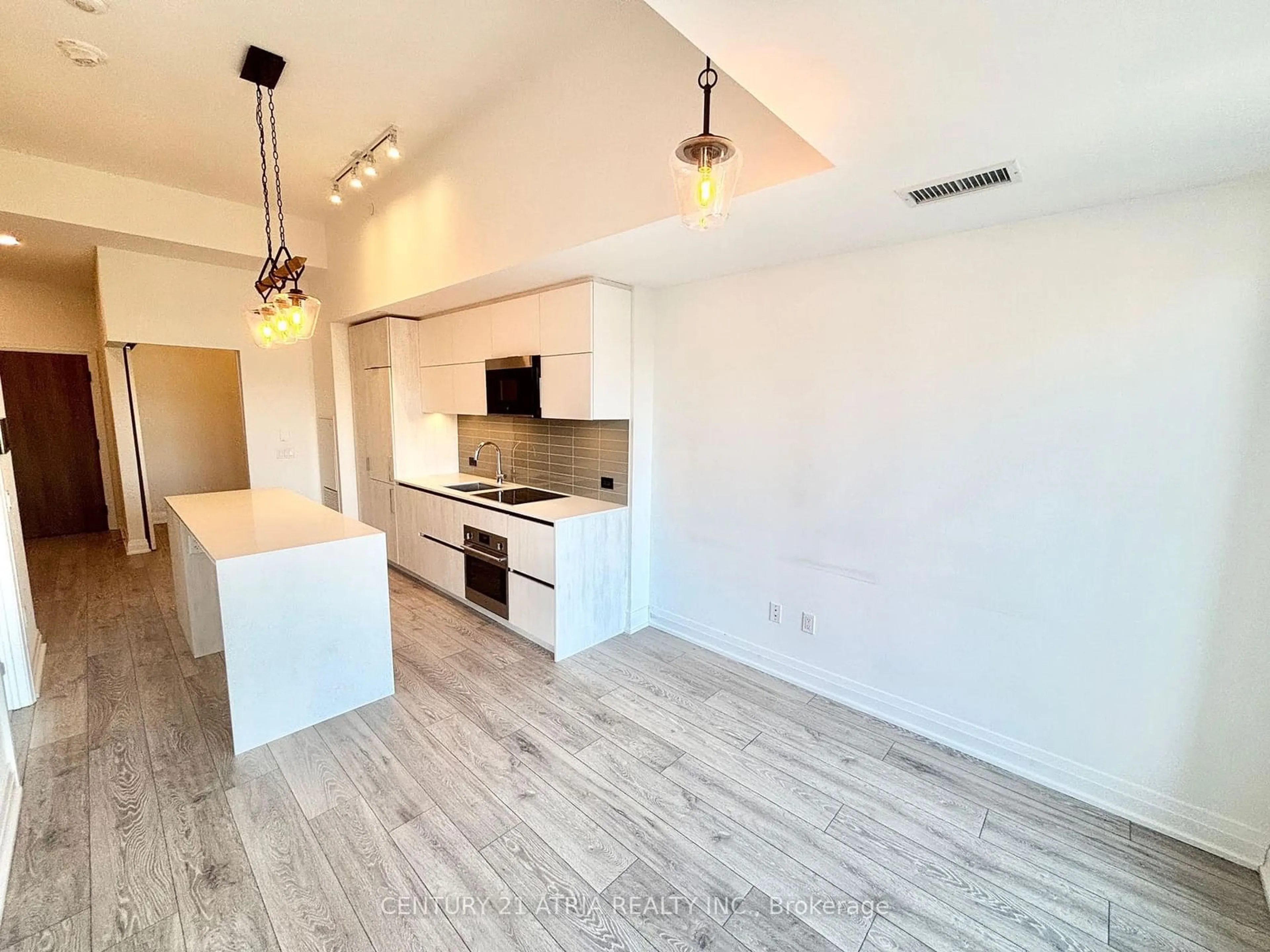 Open concept kitchen, wood/laminate floor for 21 Park St #712, Mississauga Ontario L5G 1L7