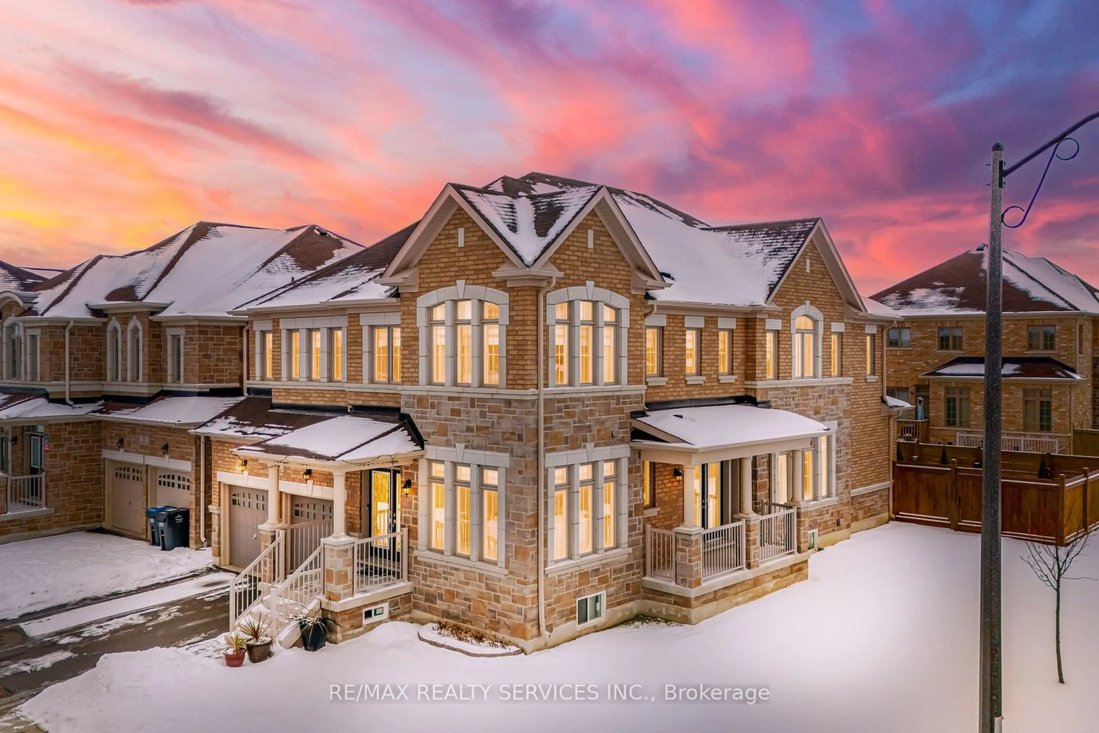 A pic from outside/outdoor area/front of a property/back of a property/a pic from drone, building for 20 Royal Fern Cres, Caledon Ontario L7C 4G7