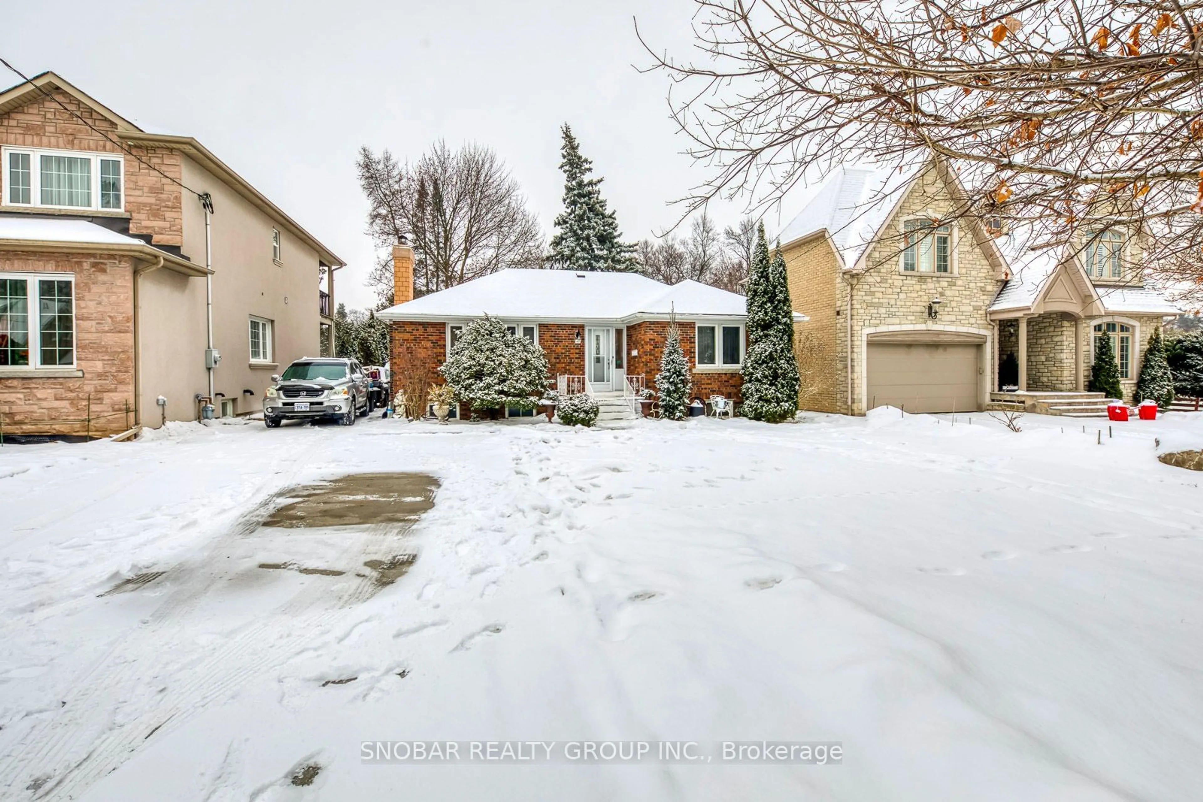 A pic from outside/outdoor area/front of a property/back of a property/a pic from drone, street for 47 Leggett Ave, Toronto Ontario M9P 1X3