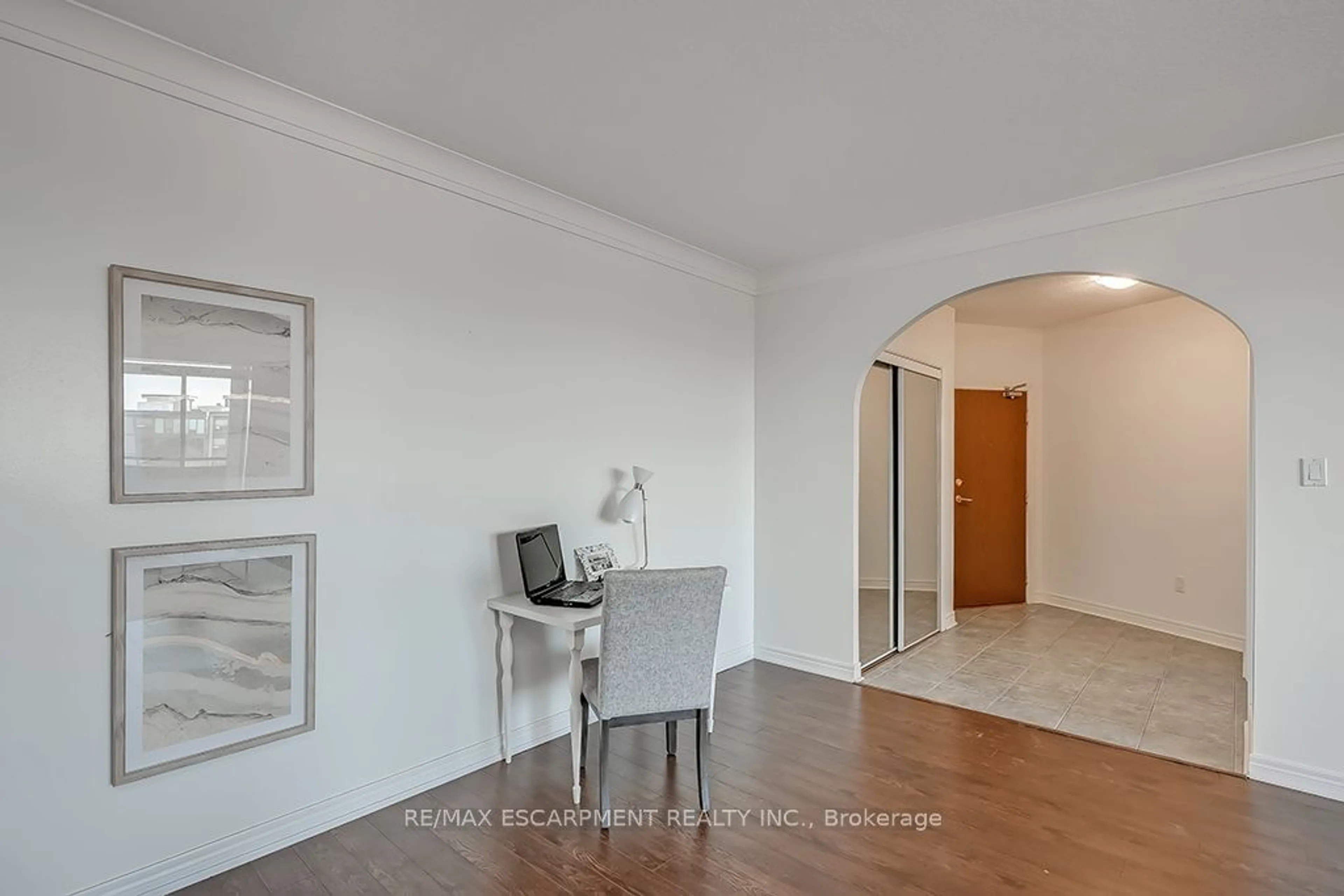 Indoor foyer for 5250 Lakeshore Rd #1009, Burlington Ontario L7L 5L2