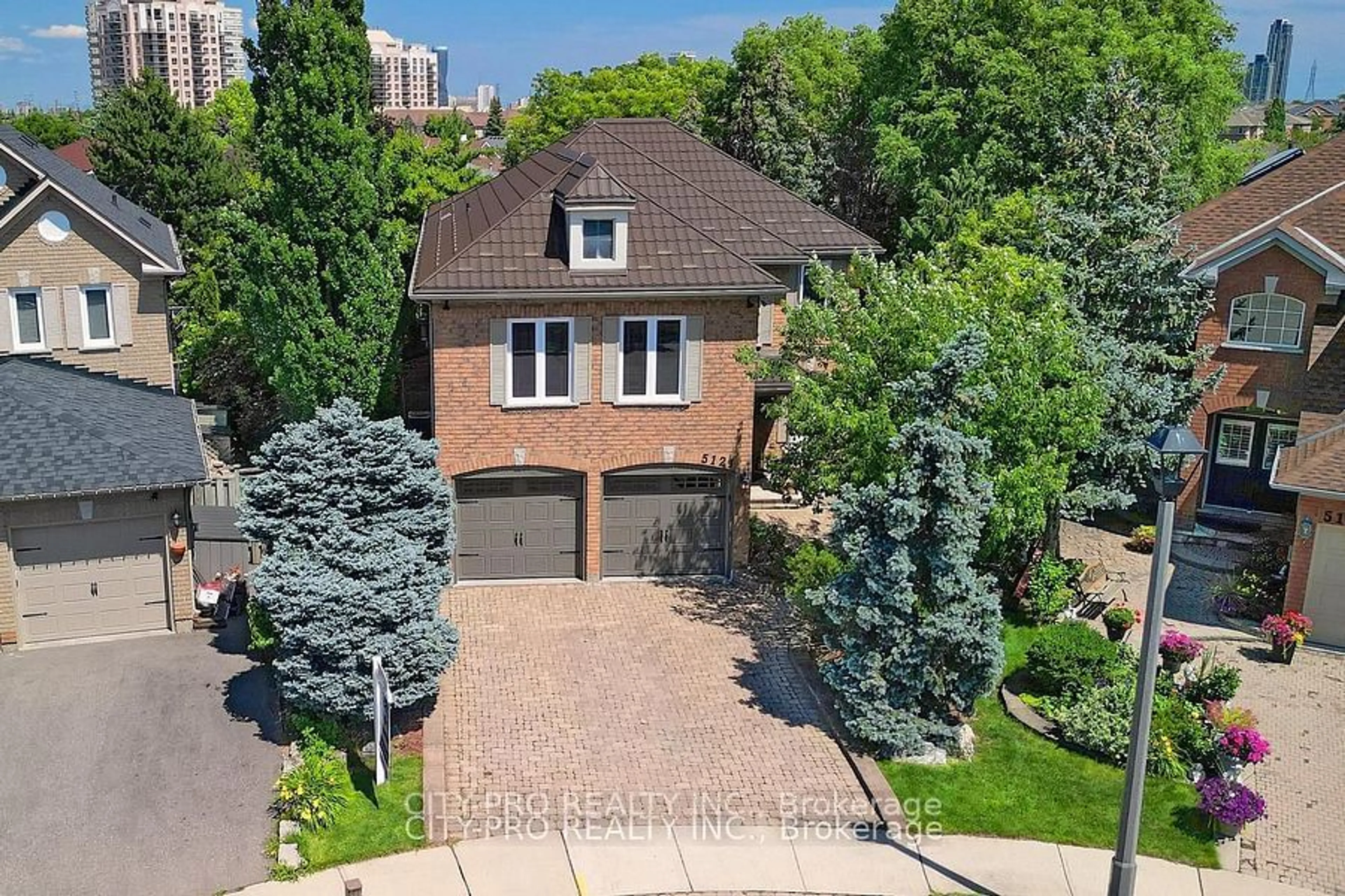 A pic from outside/outdoor area/front of a property/back of a property/a pic from drone, street for 5121 Parkplace Circ, Mississauga Ontario L5V 2M1