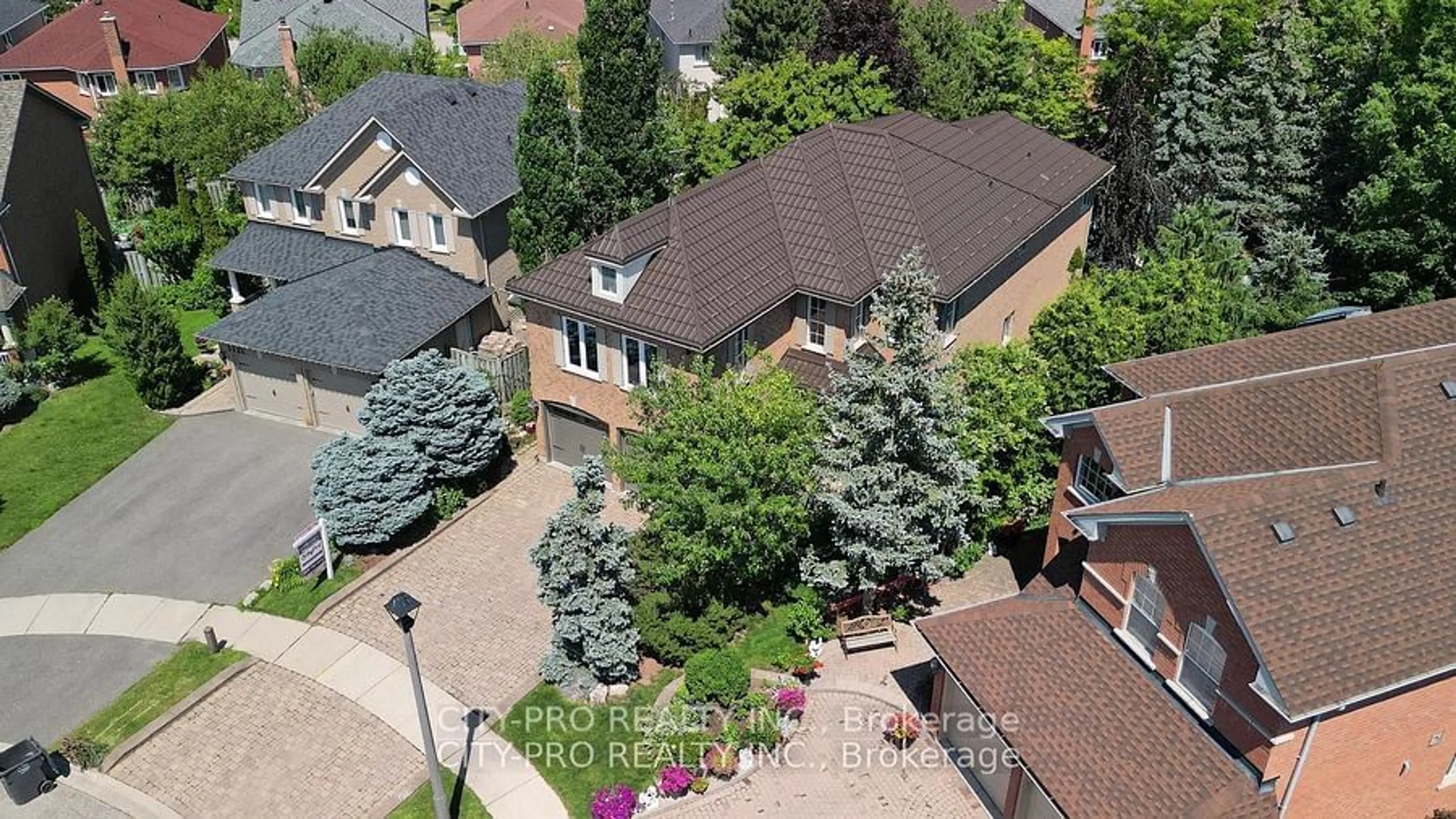 A pic from outside/outdoor area/front of a property/back of a property/a pic from drone, street for 5121 Parkplace Circ, Mississauga Ontario L5V 2M1