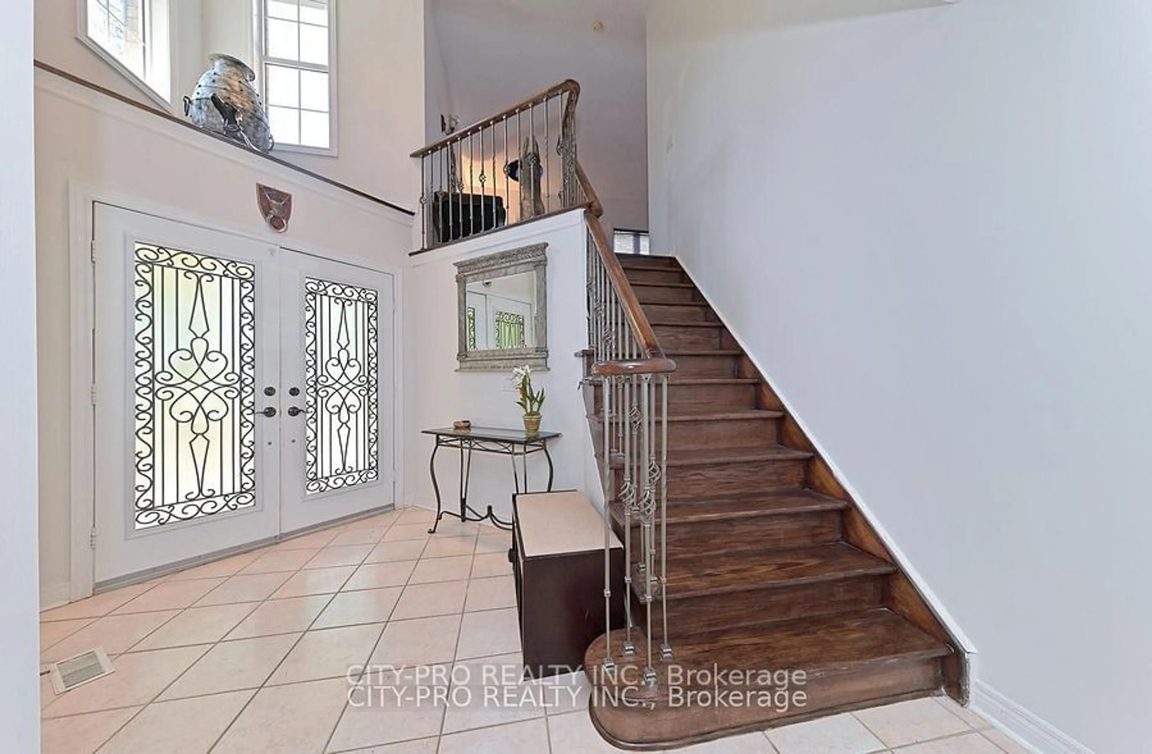 Indoor foyer for 5121 Parkplace Circ, Mississauga Ontario L5V 2M1