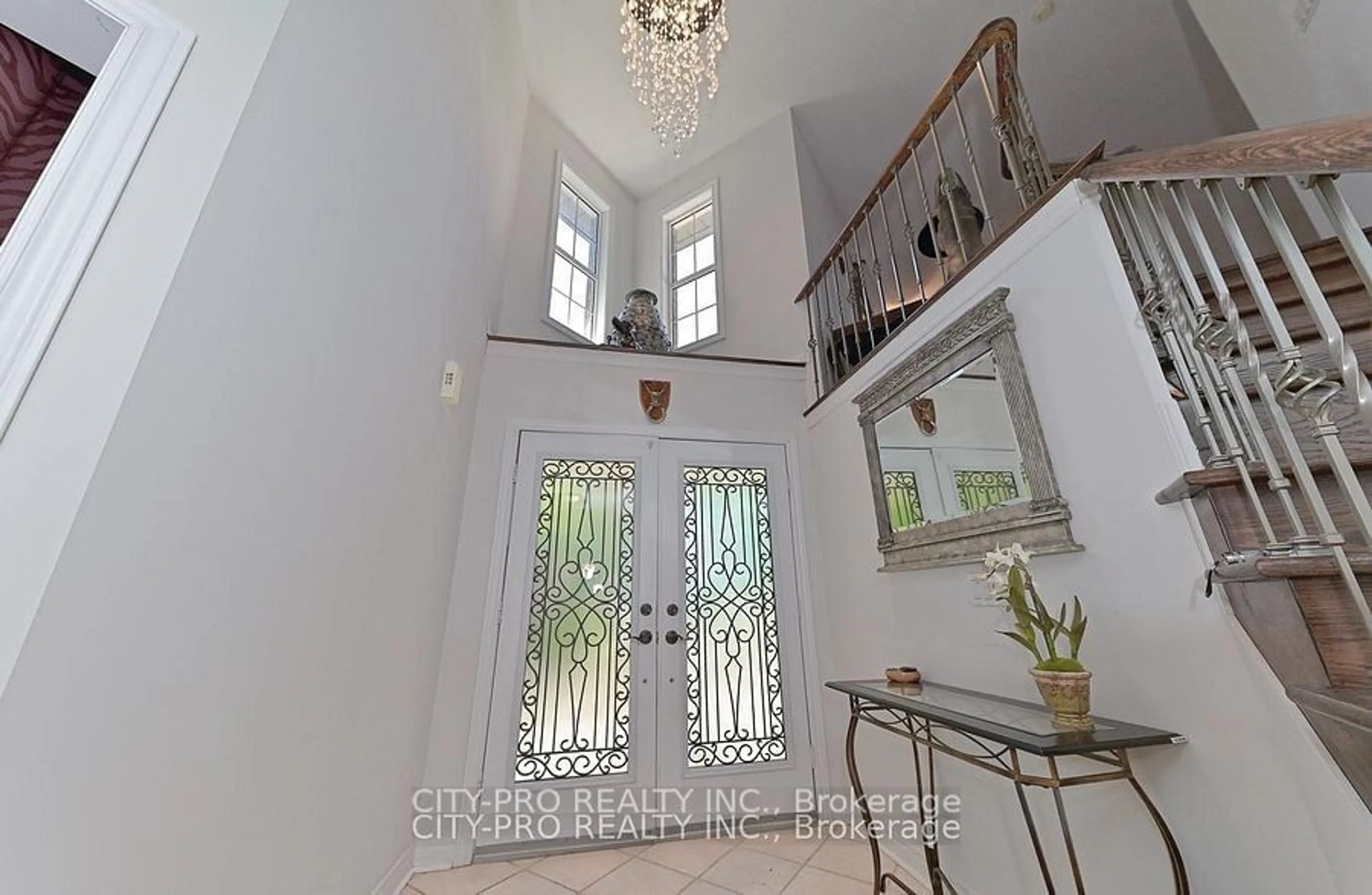 Indoor foyer for 5121 Parkplace Circ, Mississauga Ontario L5V 2M1