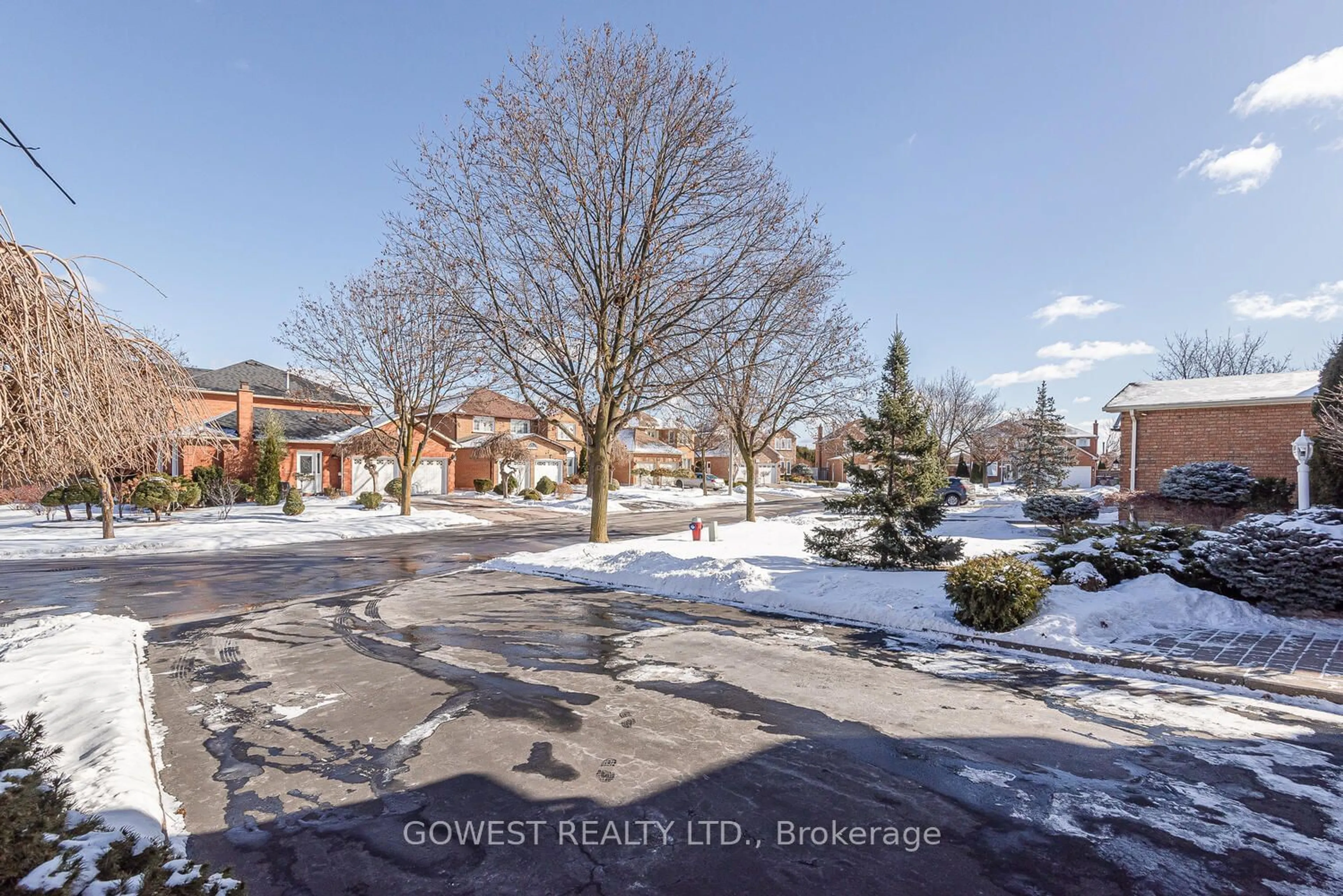 A pic from outside/outdoor area/front of a property/back of a property/a pic from drone, street for 521 Nanak Rd, Mississauga Ontario L5B 3X2