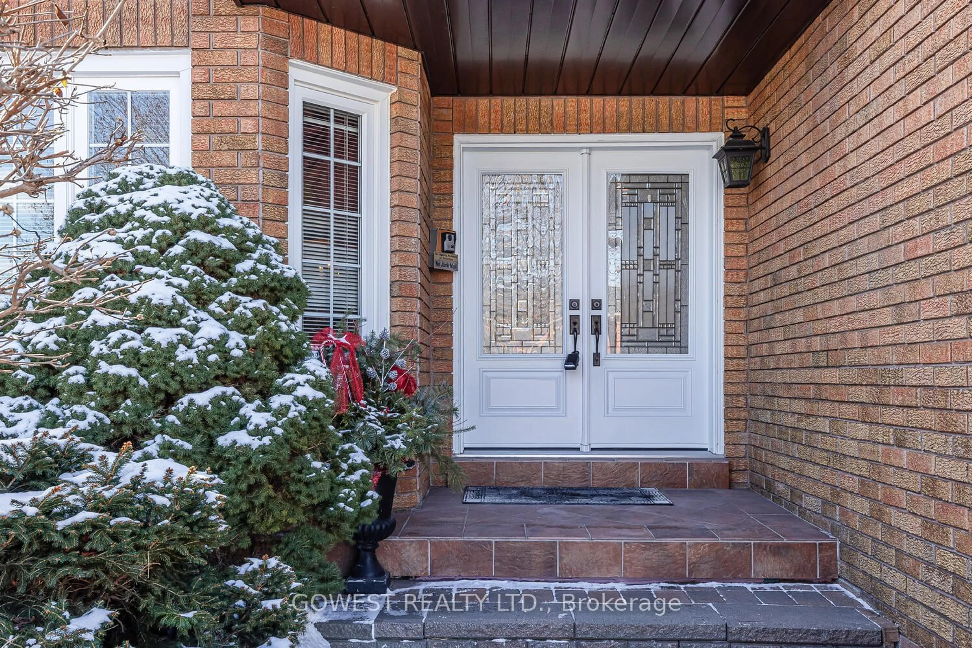 Indoor entryway for 521 Nanak Rd, Mississauga Ontario L5B 3X2