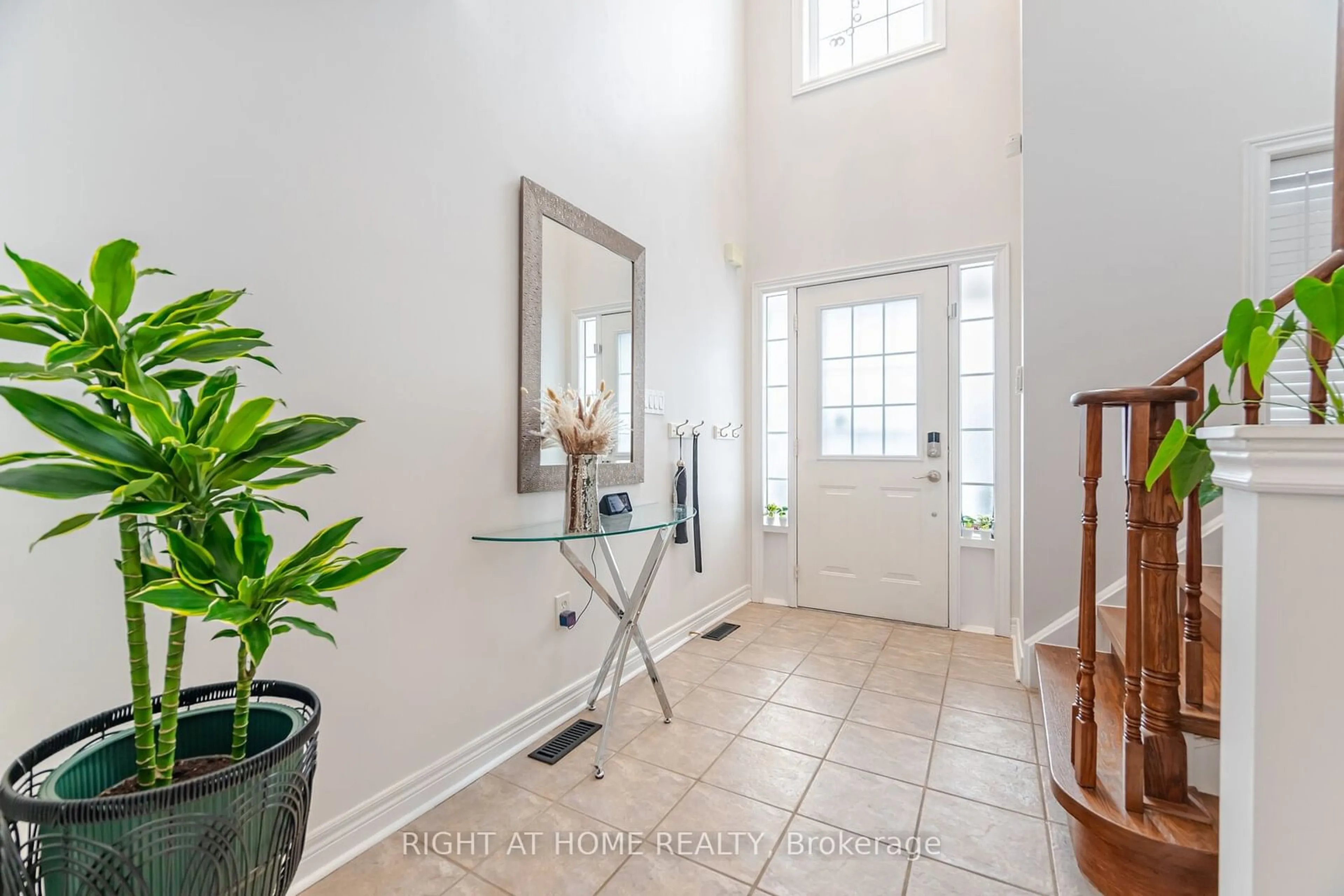 Indoor entryway for 1071 Kennedy Circ, Milton Ontario L9T 5S5