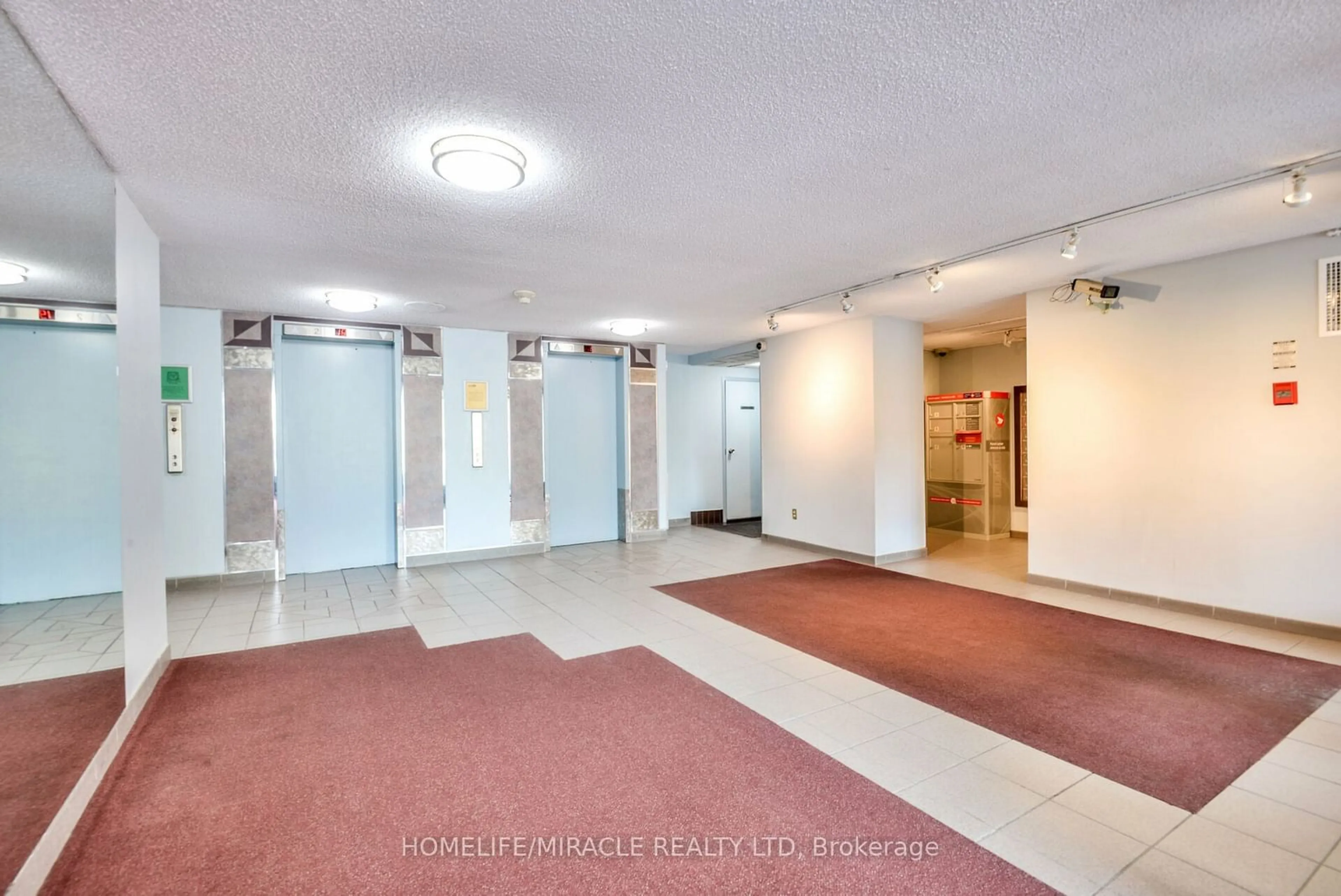 Indoor foyer for 25 Kensington Rd #410, Brampton Ontario L6T 3W8