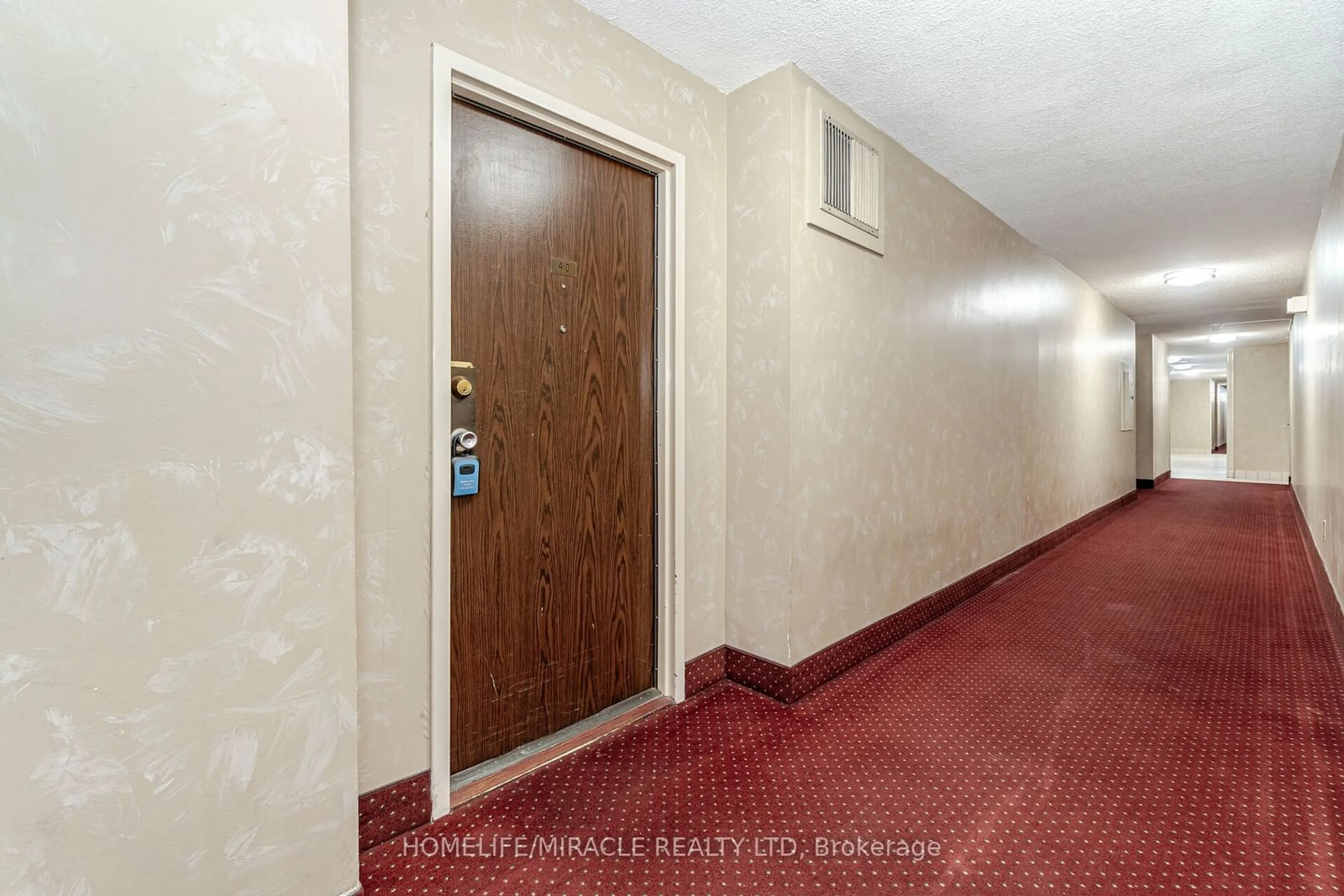 Indoor foyer for 25 Kensington Rd #410, Brampton Ontario L6T 3W8