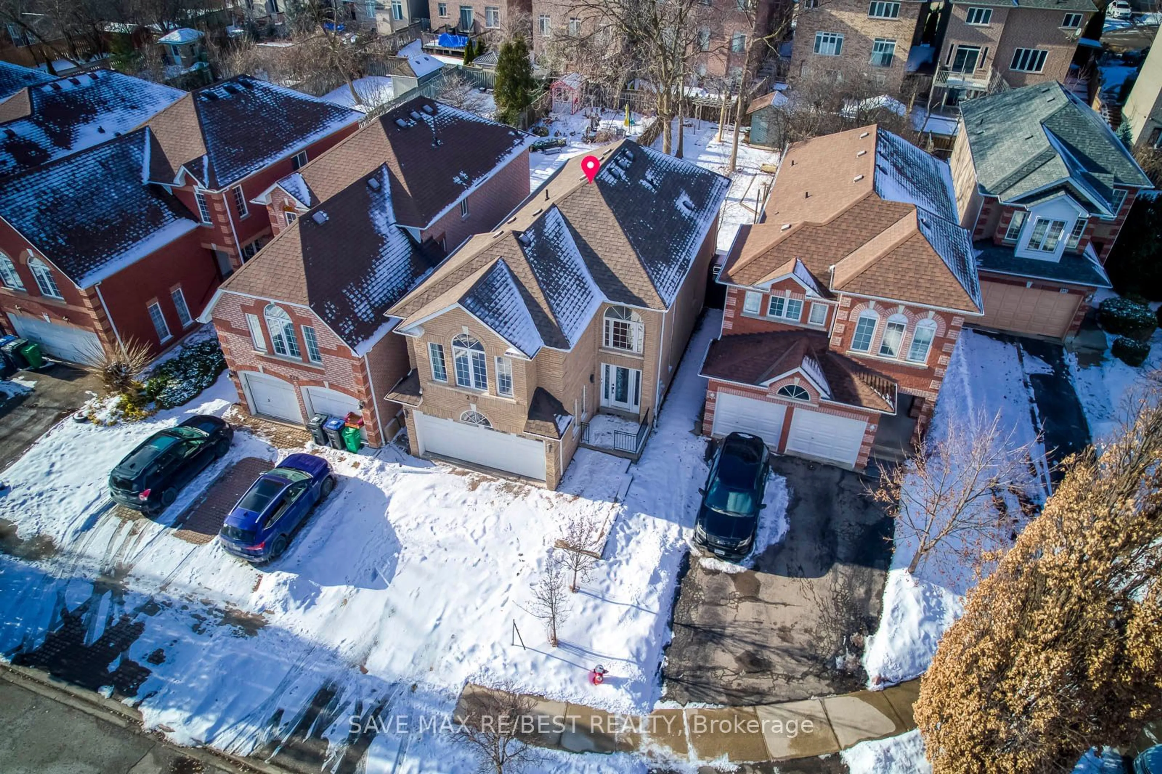 A pic from outside/outdoor area/front of a property/back of a property/a pic from drone, street for 277 Cossack Crt, Mississauga Ontario L5B 4C2