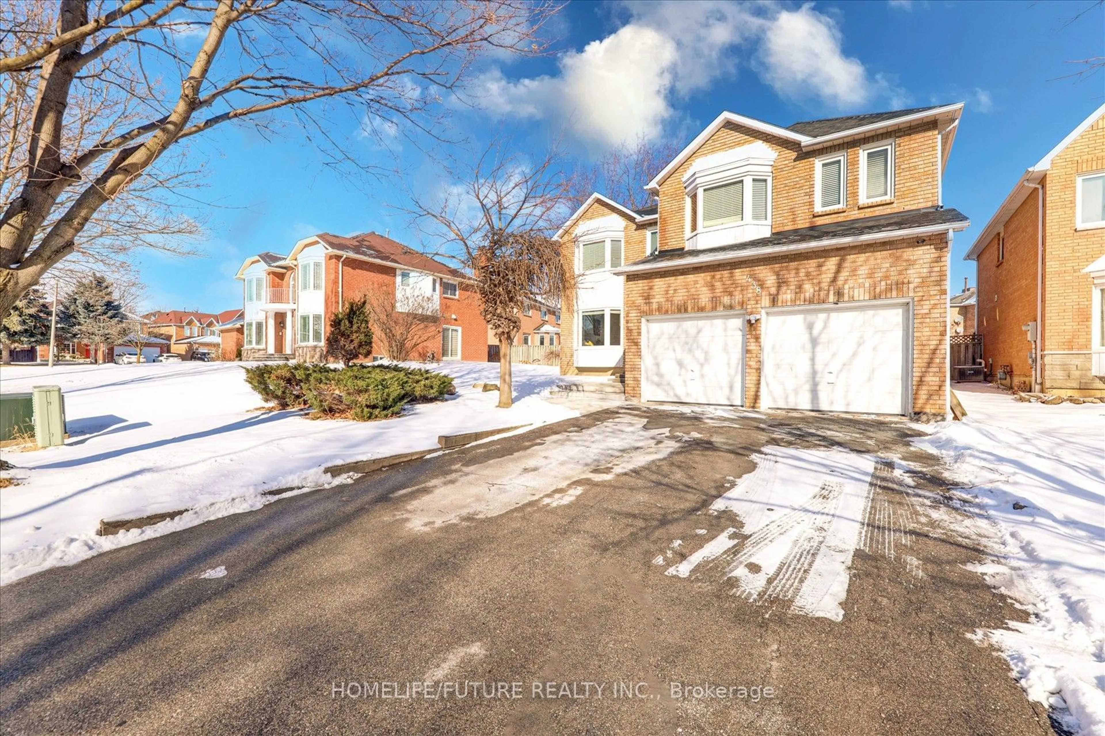 A pic from outside/outdoor area/front of a property/back of a property/a pic from drone, street for 438 Ojibway Tr, Mississauga Ontario L4Z 3B5