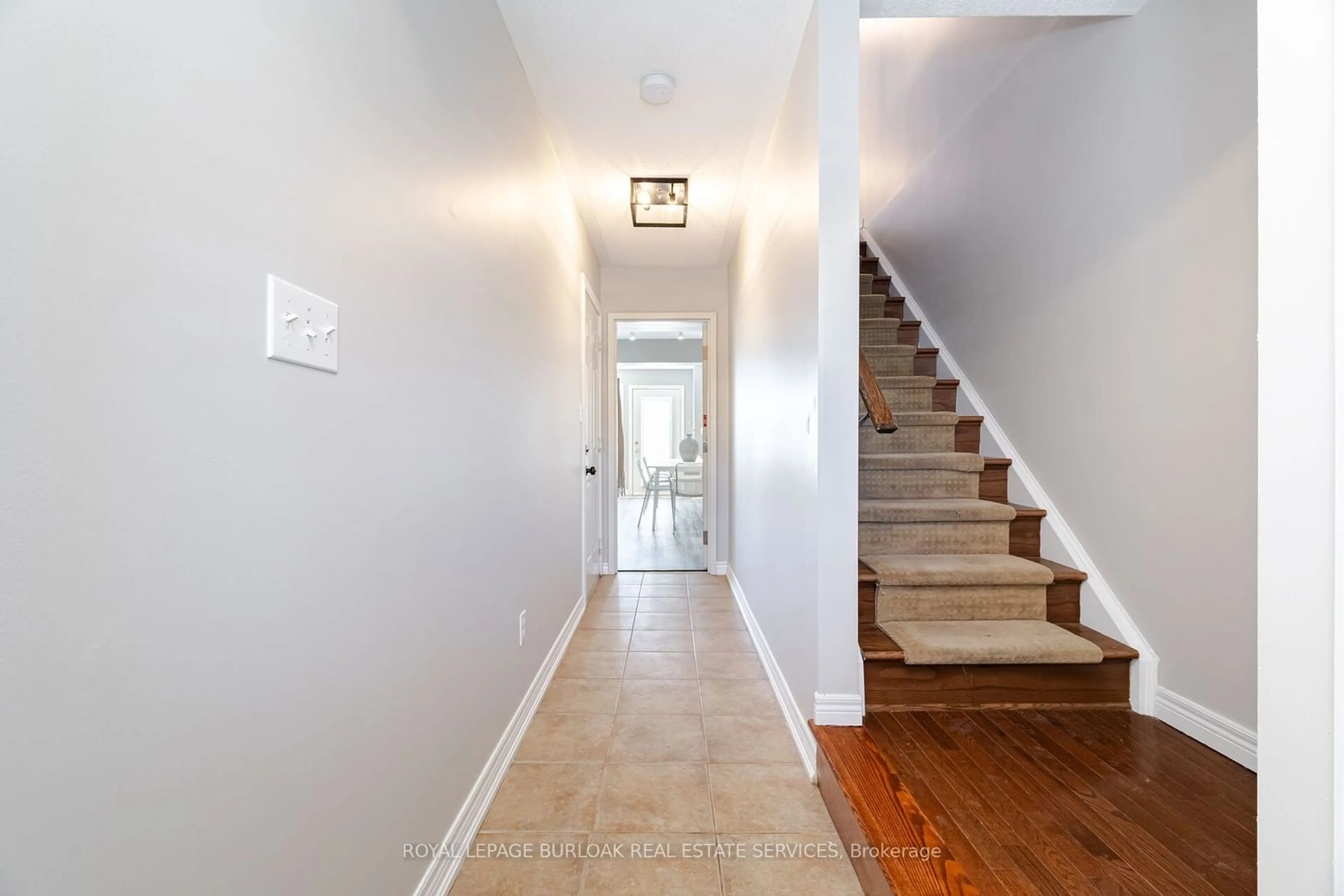 Indoor entryway for 1253 Silvan Forest Dr #2, Burlington Ontario L7M 0B7