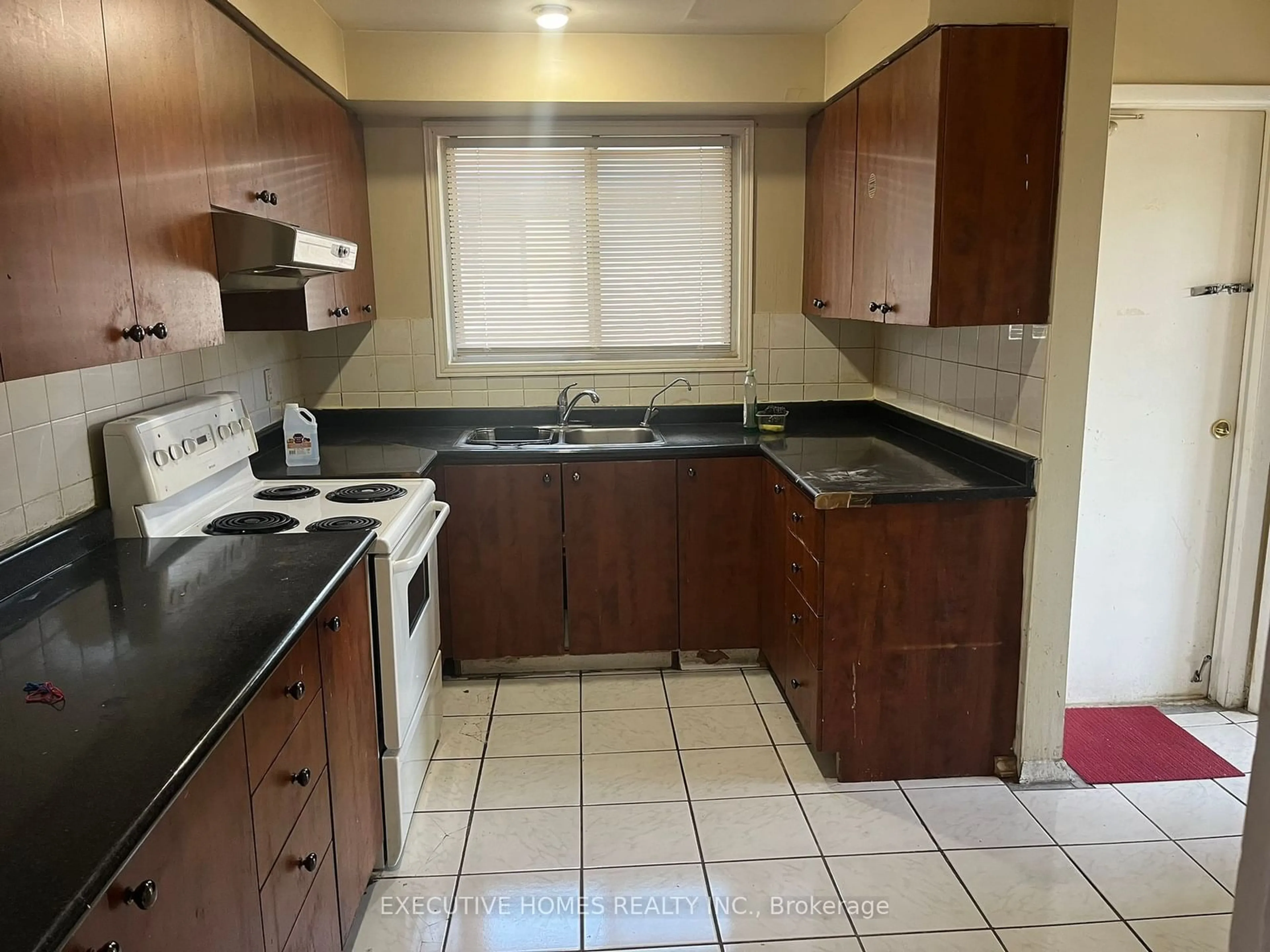 Standard kitchen, unknown for 19 Langwith Crt, Brampton Ontario L6Y 1Z9