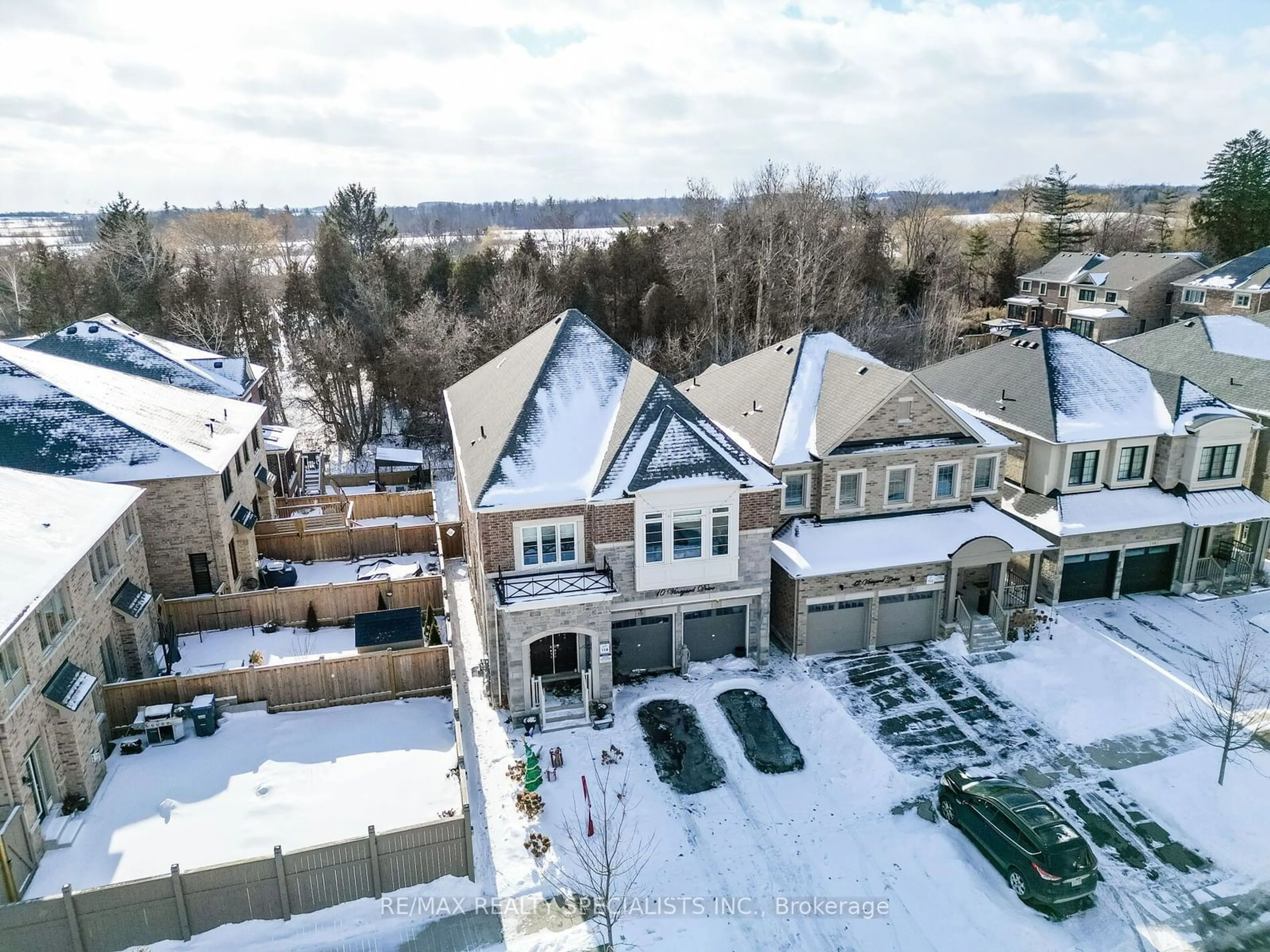 A pic from outside/outdoor area/front of a property/back of a property/a pic from drone, water/lake/river/ocean view for 10 VINEYARD Dr, Brampton Ontario L6Y 2A5