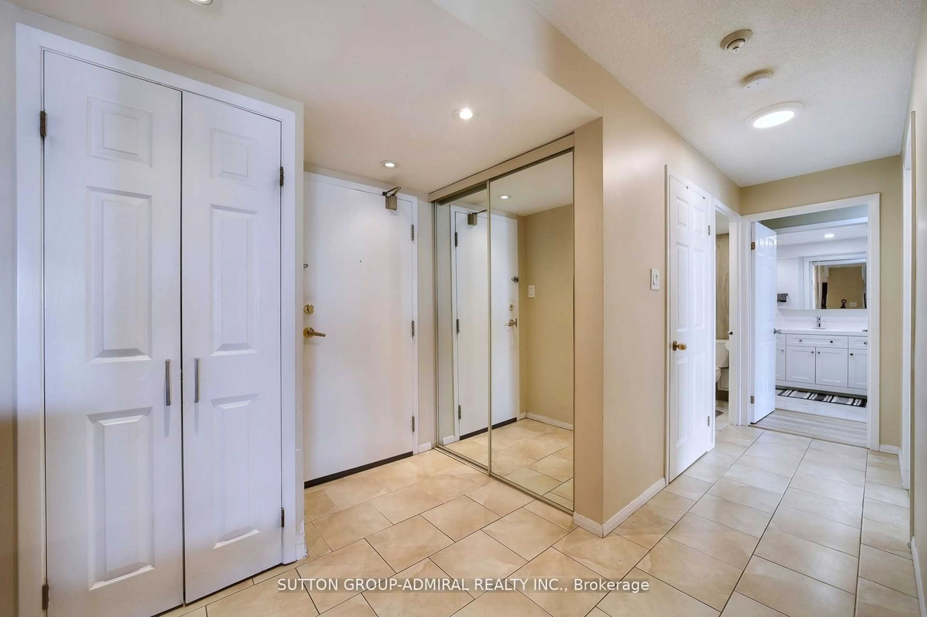 Indoor entryway for 2091 Hurontario St #706, Mississauga Ontario L5A 4E6