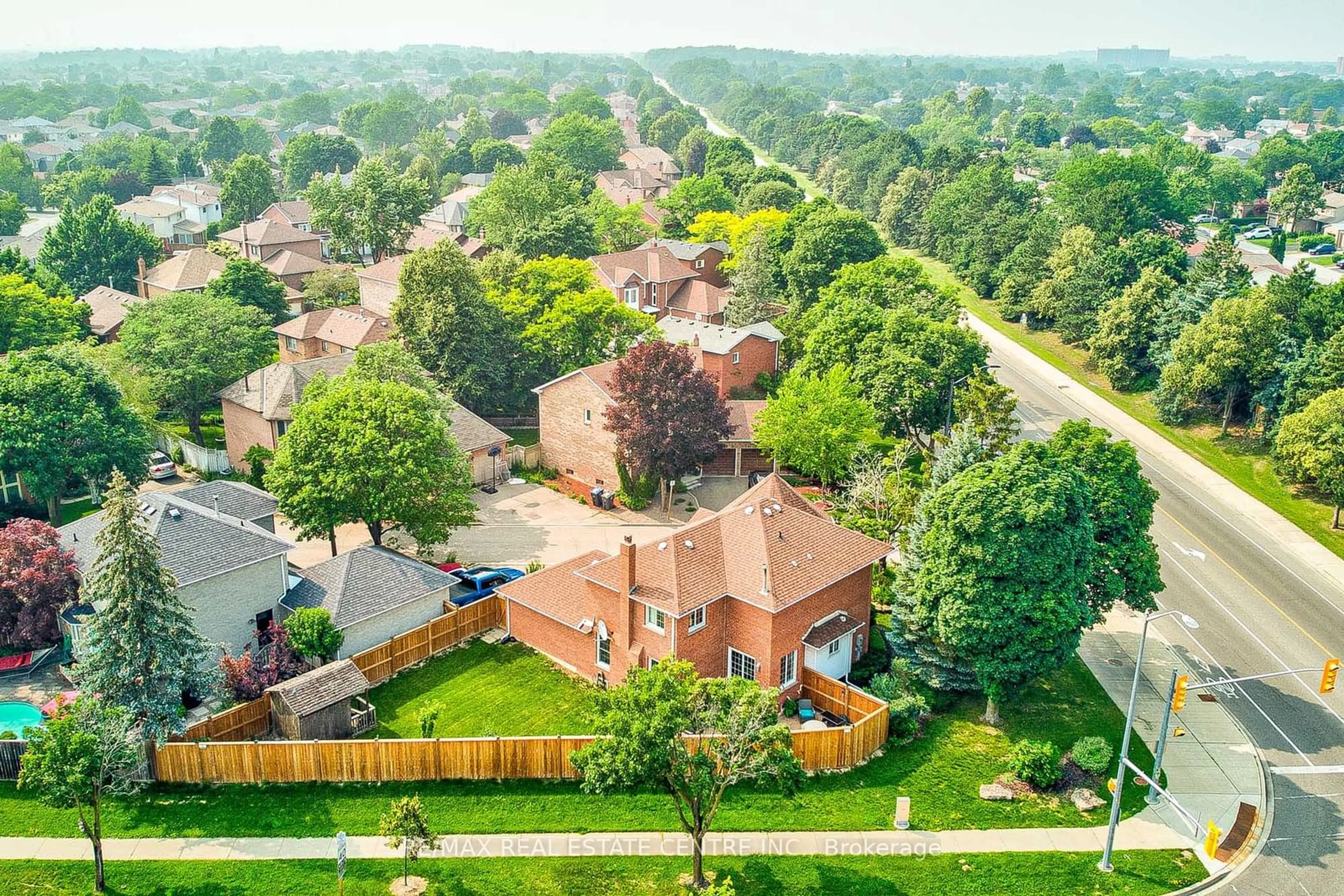 A pic from outside/outdoor area/front of a property/back of a property/a pic from drone, unknown for 6202 Tenth Line, Mississauga Ontario L5N 5T2