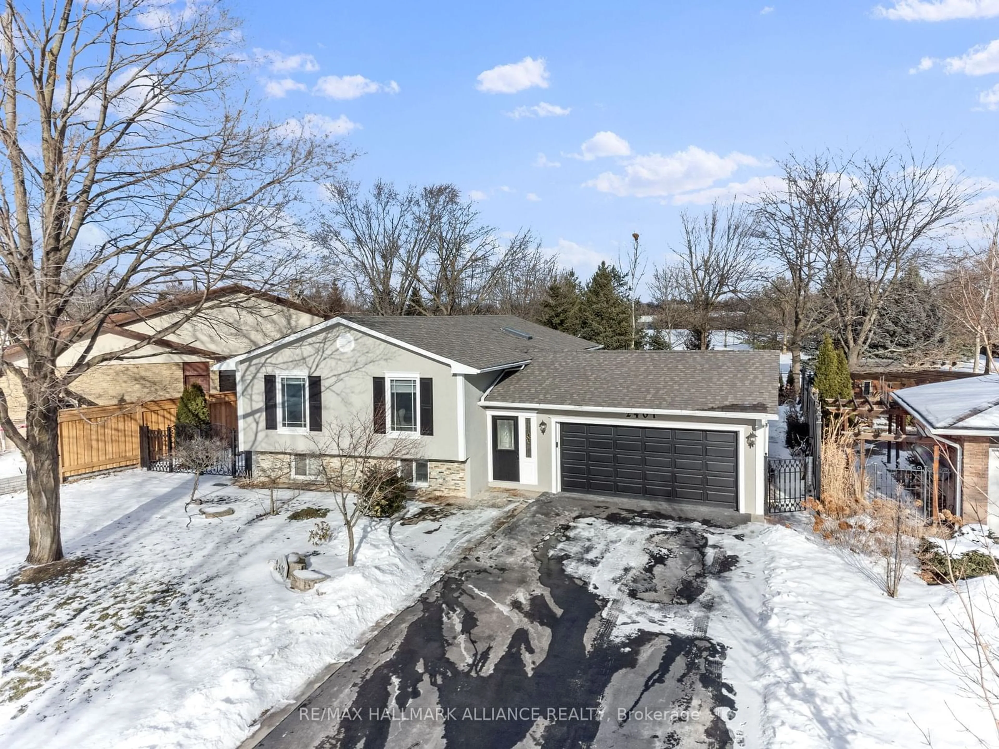 A pic from outside/outdoor area/front of a property/back of a property/a pic from drone, street for 2401 Upton Crt, Oakville Ontario L6L 5E3