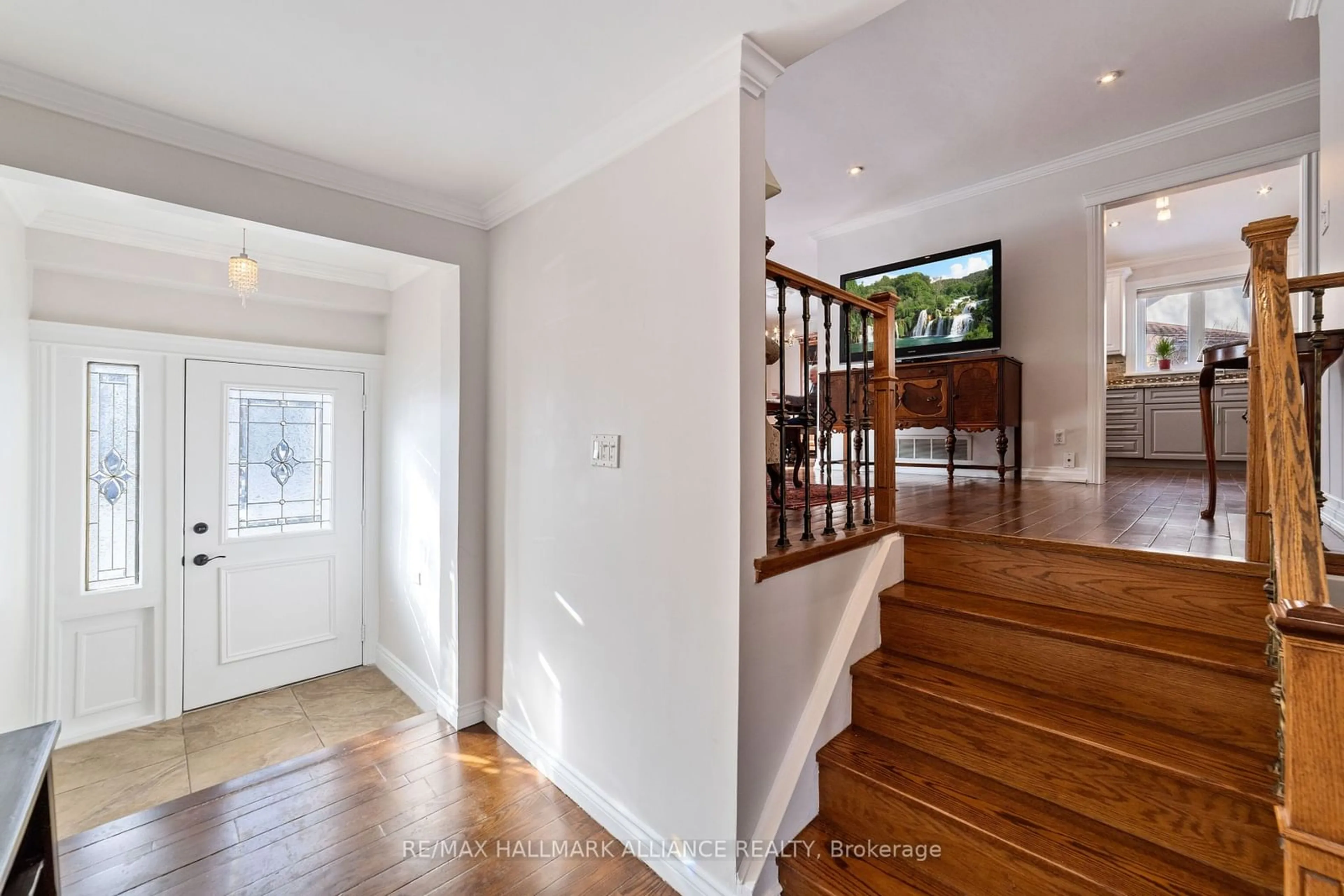 Indoor entryway for 2401 Upton Crt, Oakville Ontario L6L 5E3