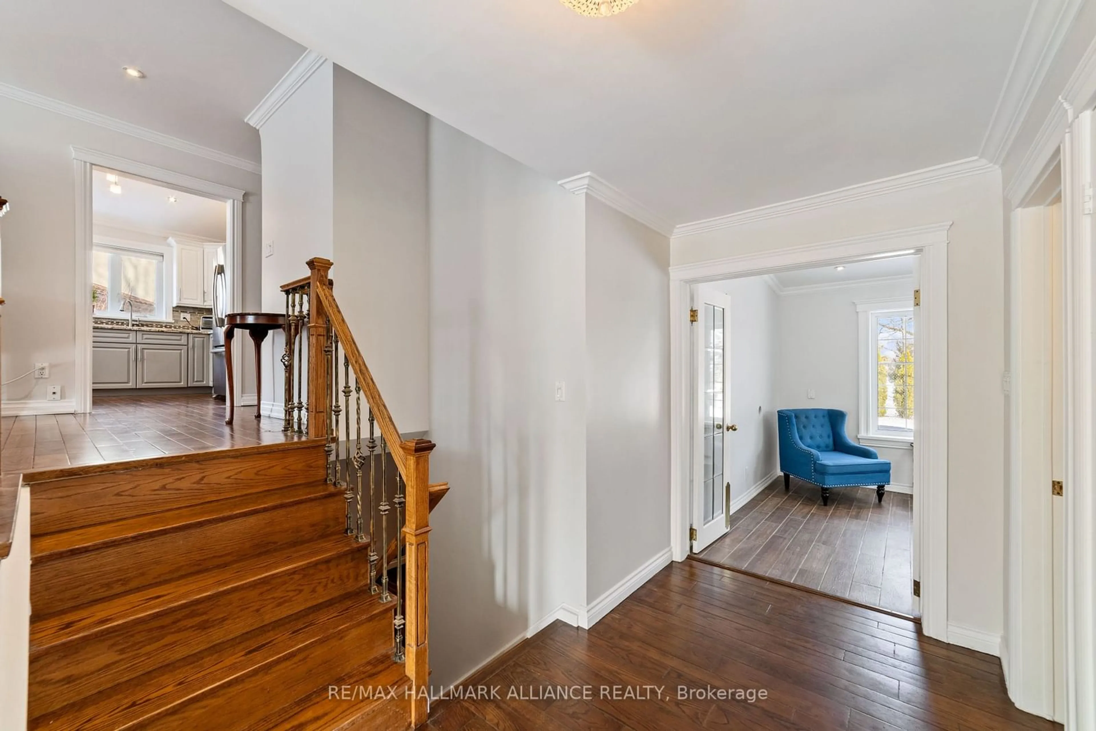 Indoor entryway for 2401 Upton Crt, Oakville Ontario L6L 5E3