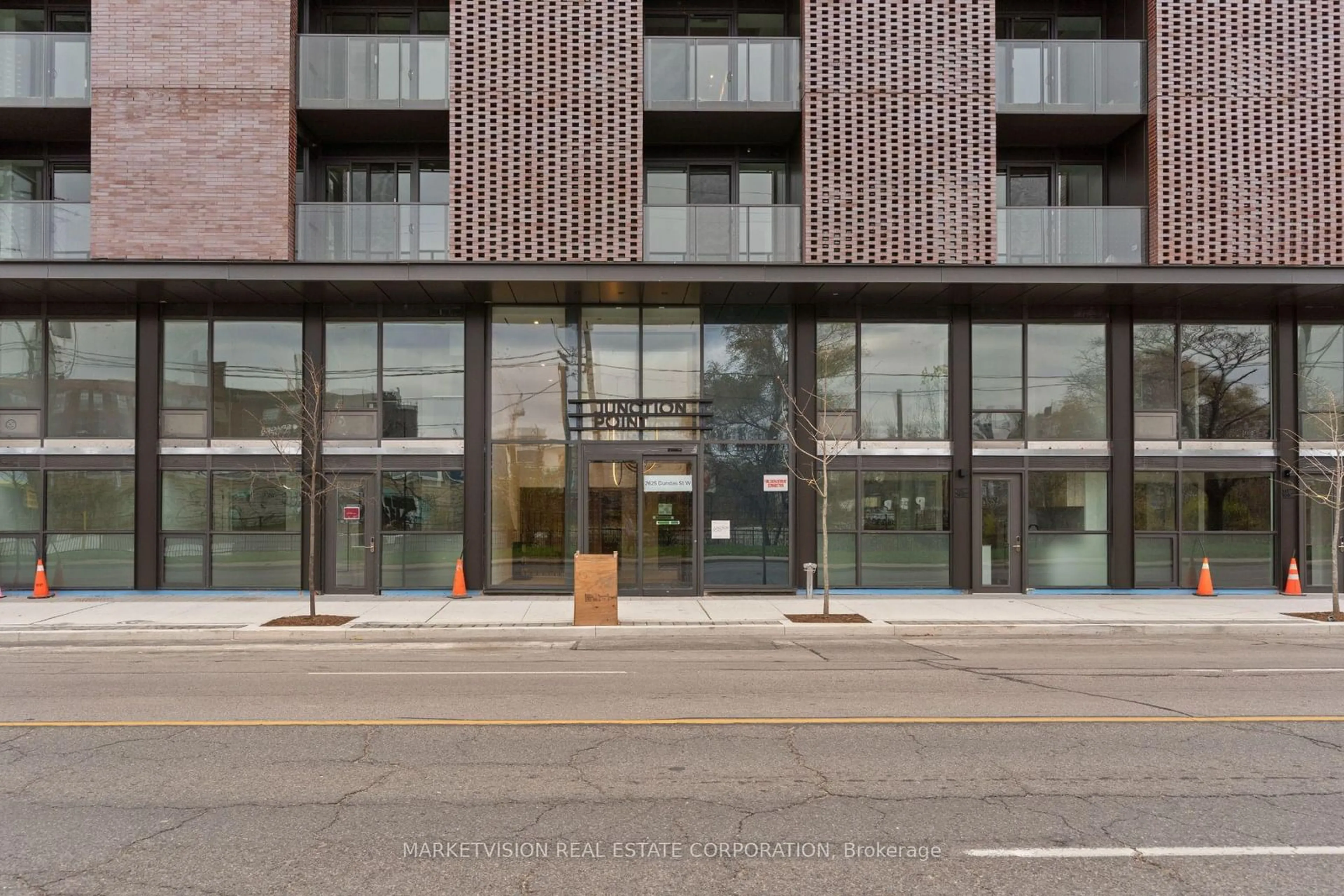 Indoor foyer for 2625 Dundas St #808, Toronto Ontario M6P 1X9