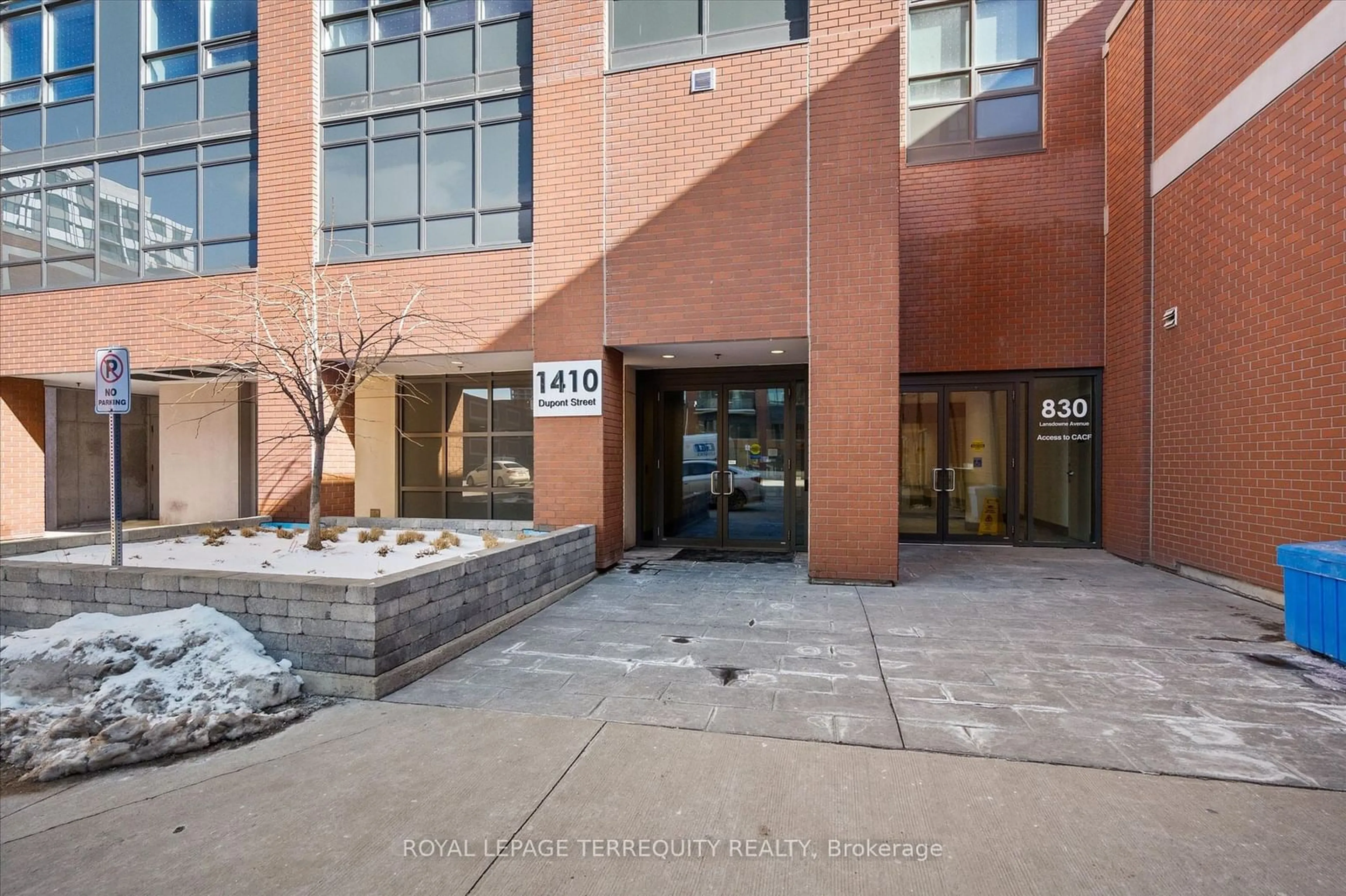 Indoor foyer for 1410 Dupont St #328, Toronto Ontario M6H 0B6