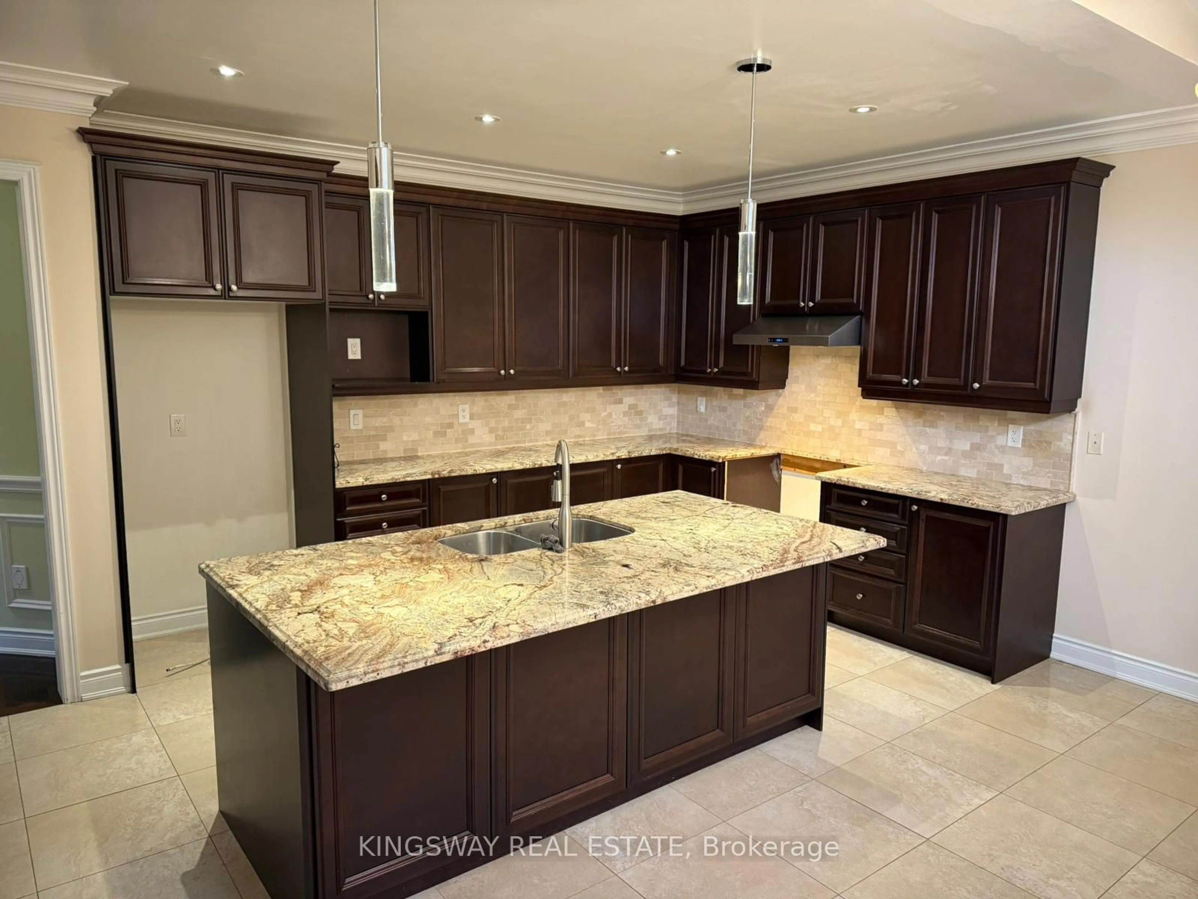 Open concept kitchen, ceramic/tile floor for 9 Scotchmere Cres, Brampton Ontario L6P 3A6