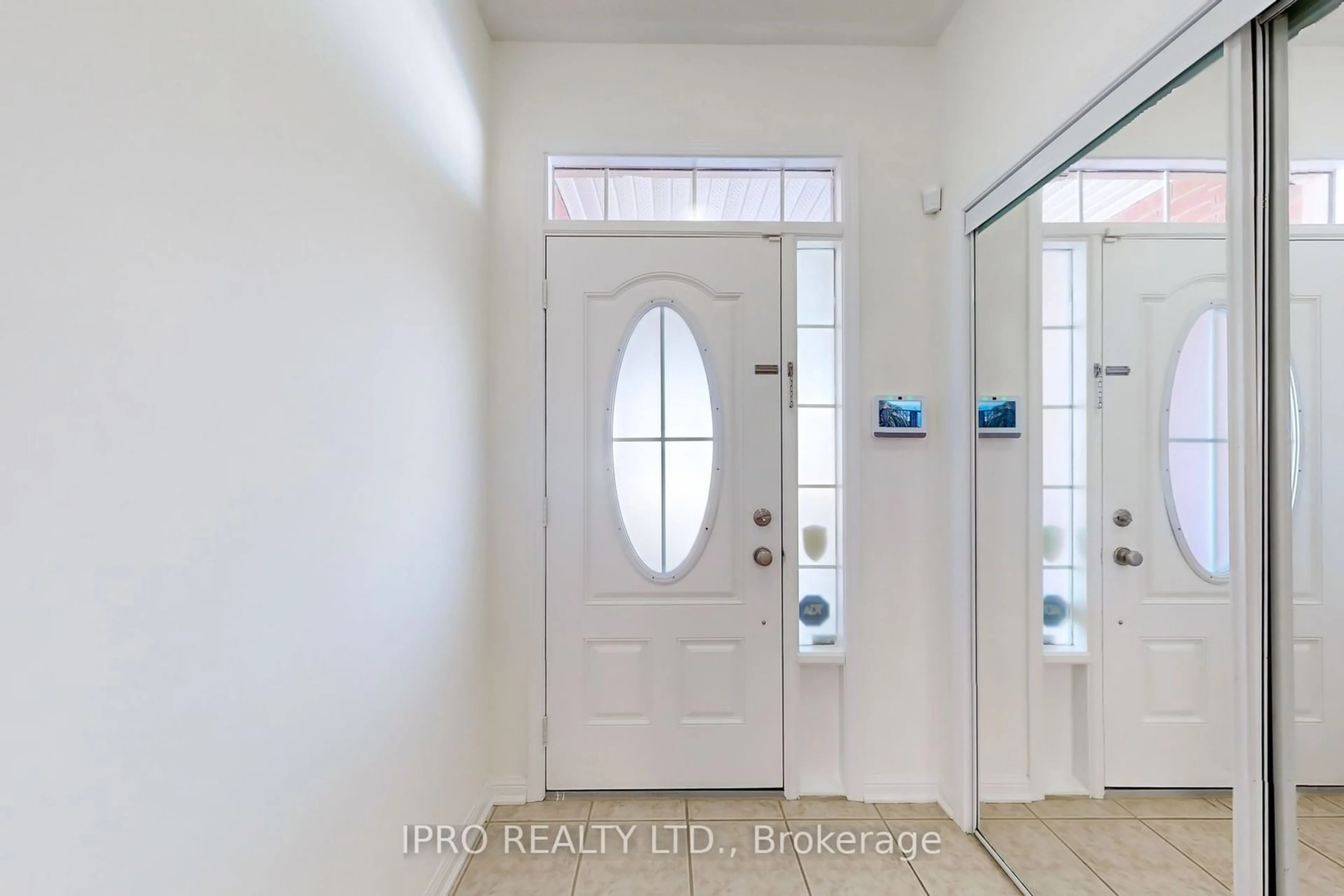 Indoor entryway for 730 Bolingbroke Dr, Milton Ontario L9T 6Z3