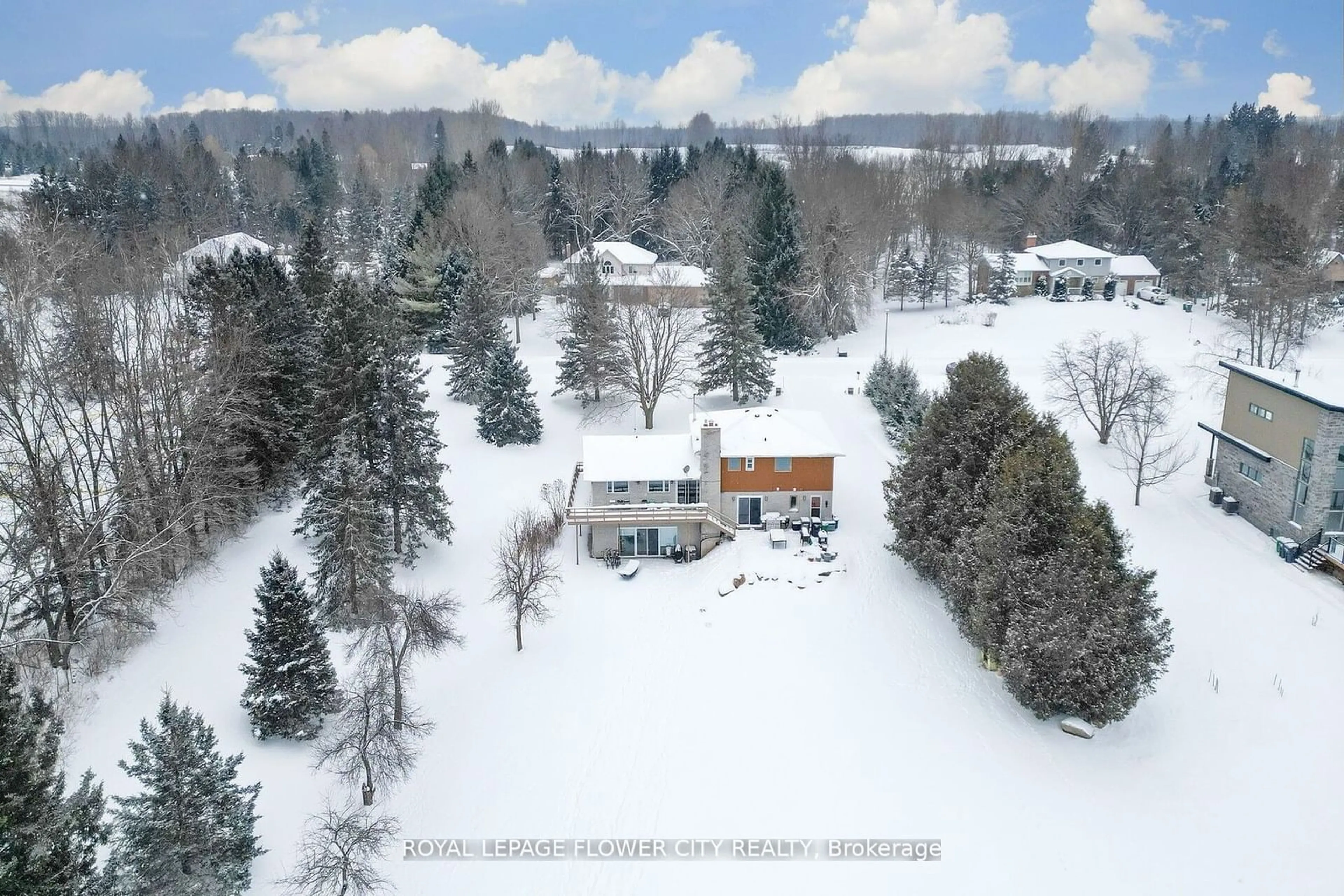 A pic from outside/outdoor area/front of a property/back of a property/a pic from drone, unknown for 5 Glenn Crt, Caledon Ontario L7K 0P3