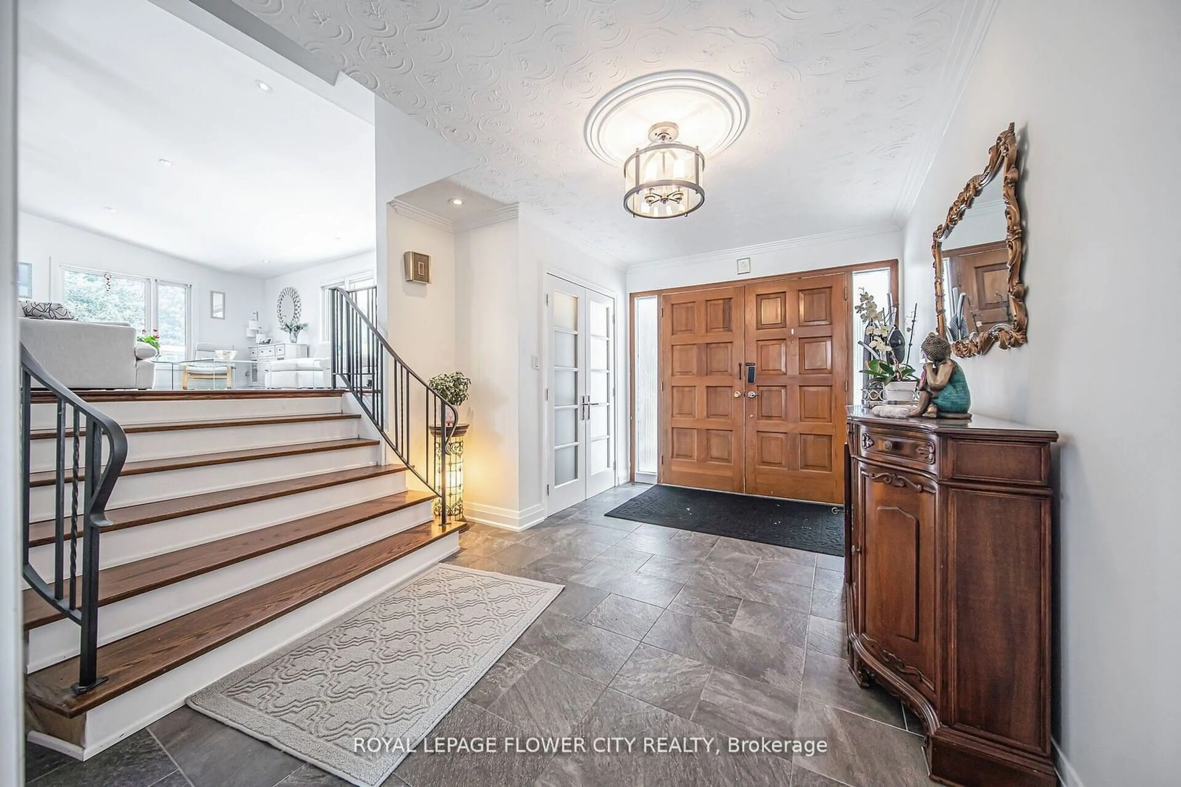 Indoor entryway for 5 Glenn Crt, Caledon Ontario L7K 0P3