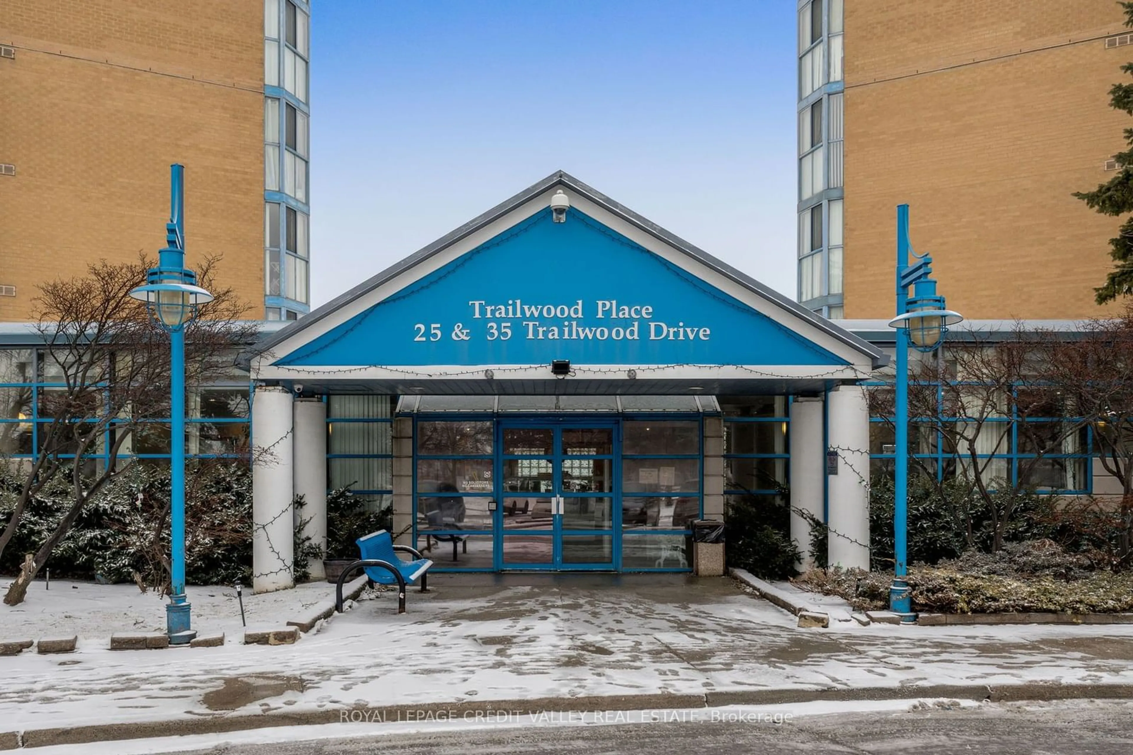 Indoor foyer for 25 Trailwood Dr #303, Mississauga Ontario L4Z 3K9