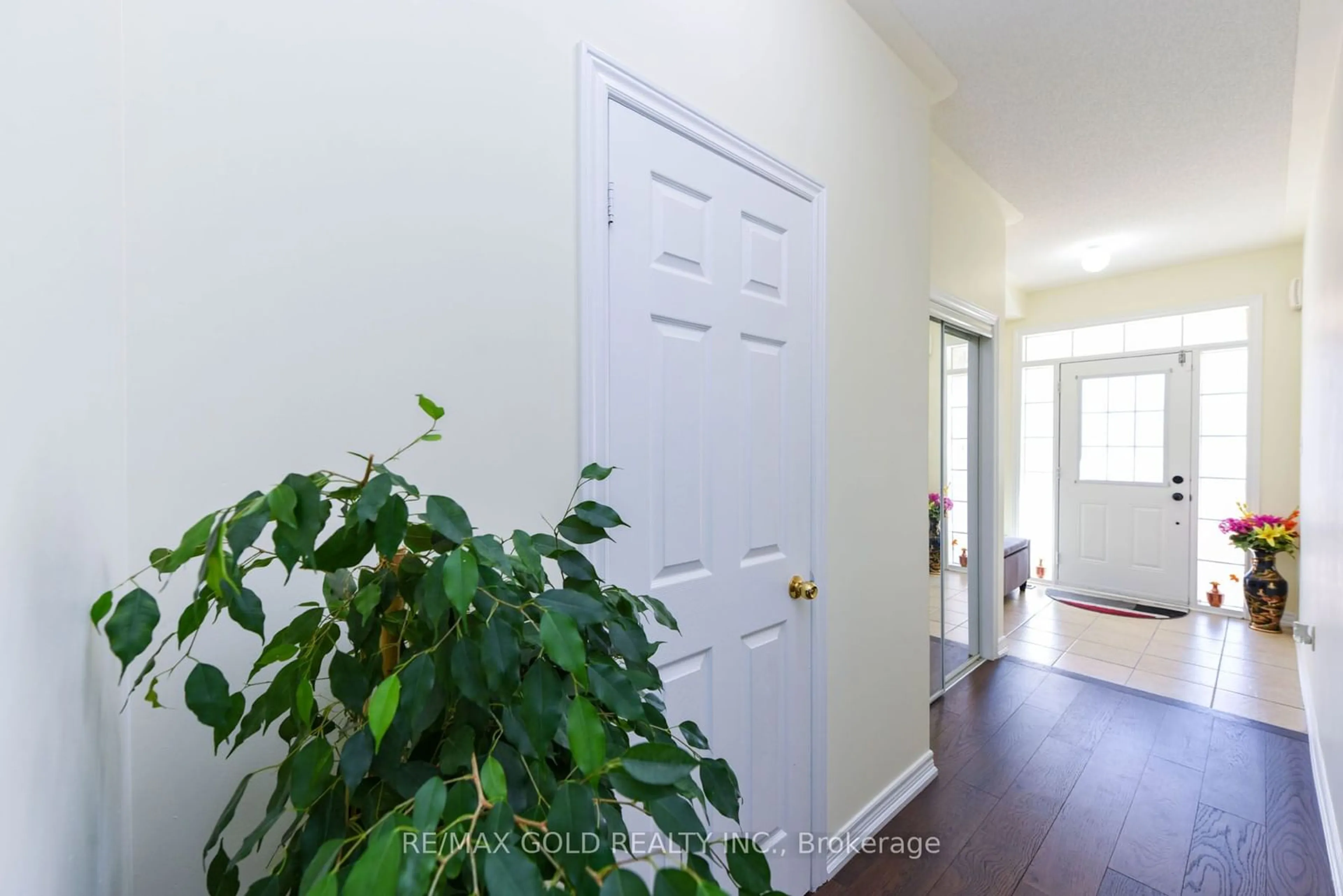 Indoor entryway for 86 Crumlin Cres, Brampton Ontario L6X 0Y4