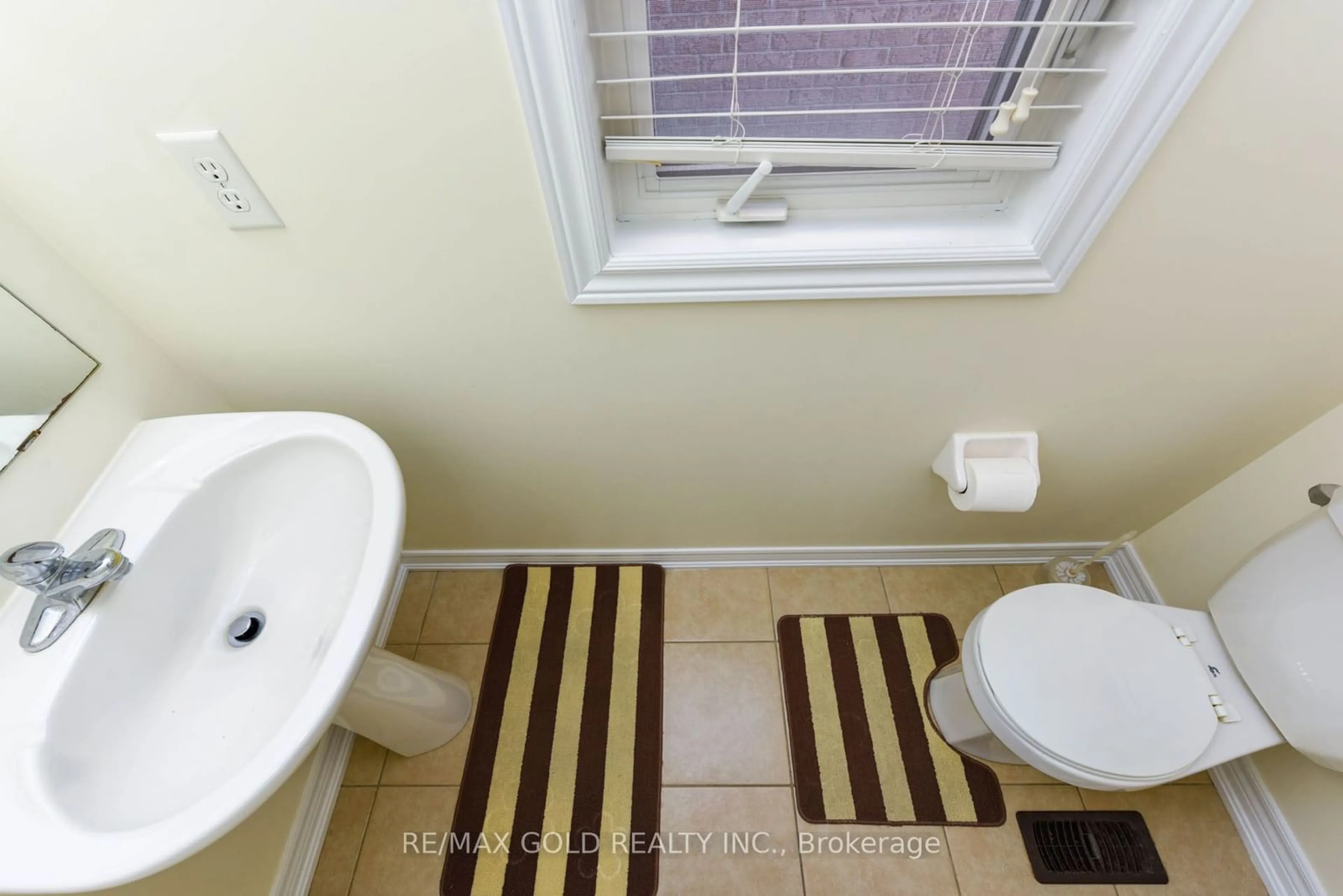 Standard bathroom, ceramic/tile floor for 86 Crumlin Cres, Brampton Ontario L6X 0Y4