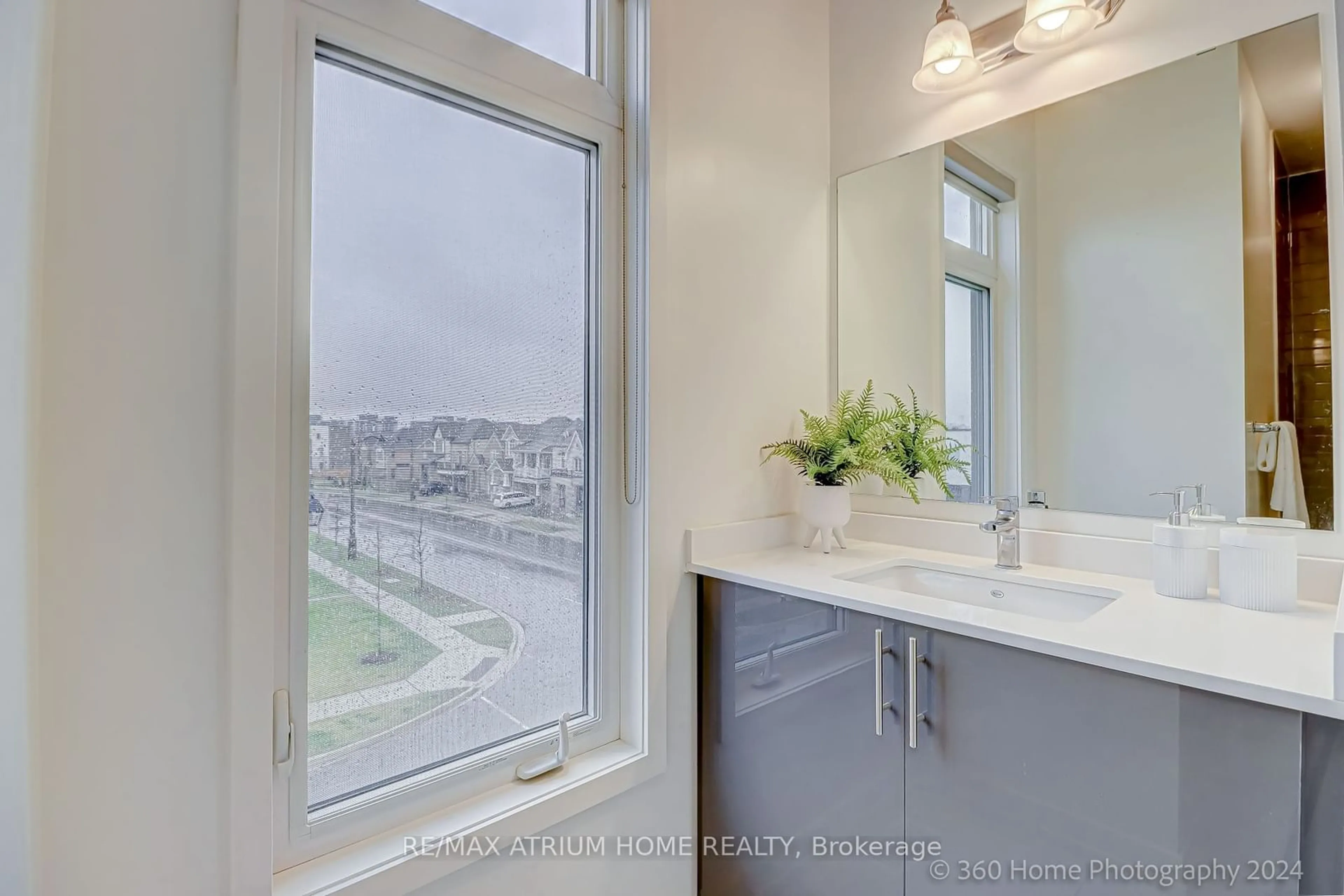 Contemporary bathroom, ceramic/tile floor for 159 Loganberry Gate, Oakville Ontario L6H 0N8