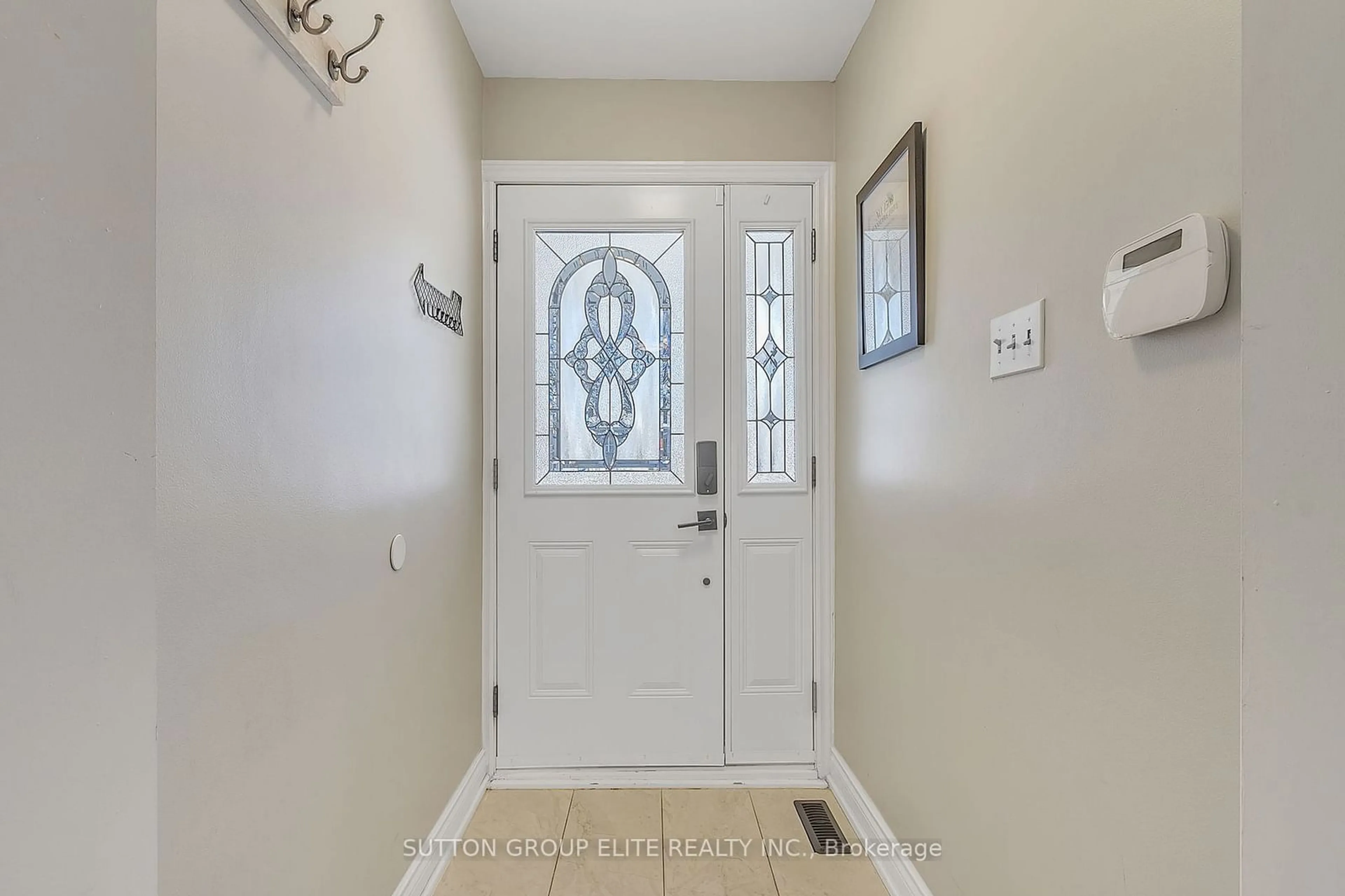 Indoor entryway for 1508 Sunnycove Dr, Mississauga Ontario L4X 1B5