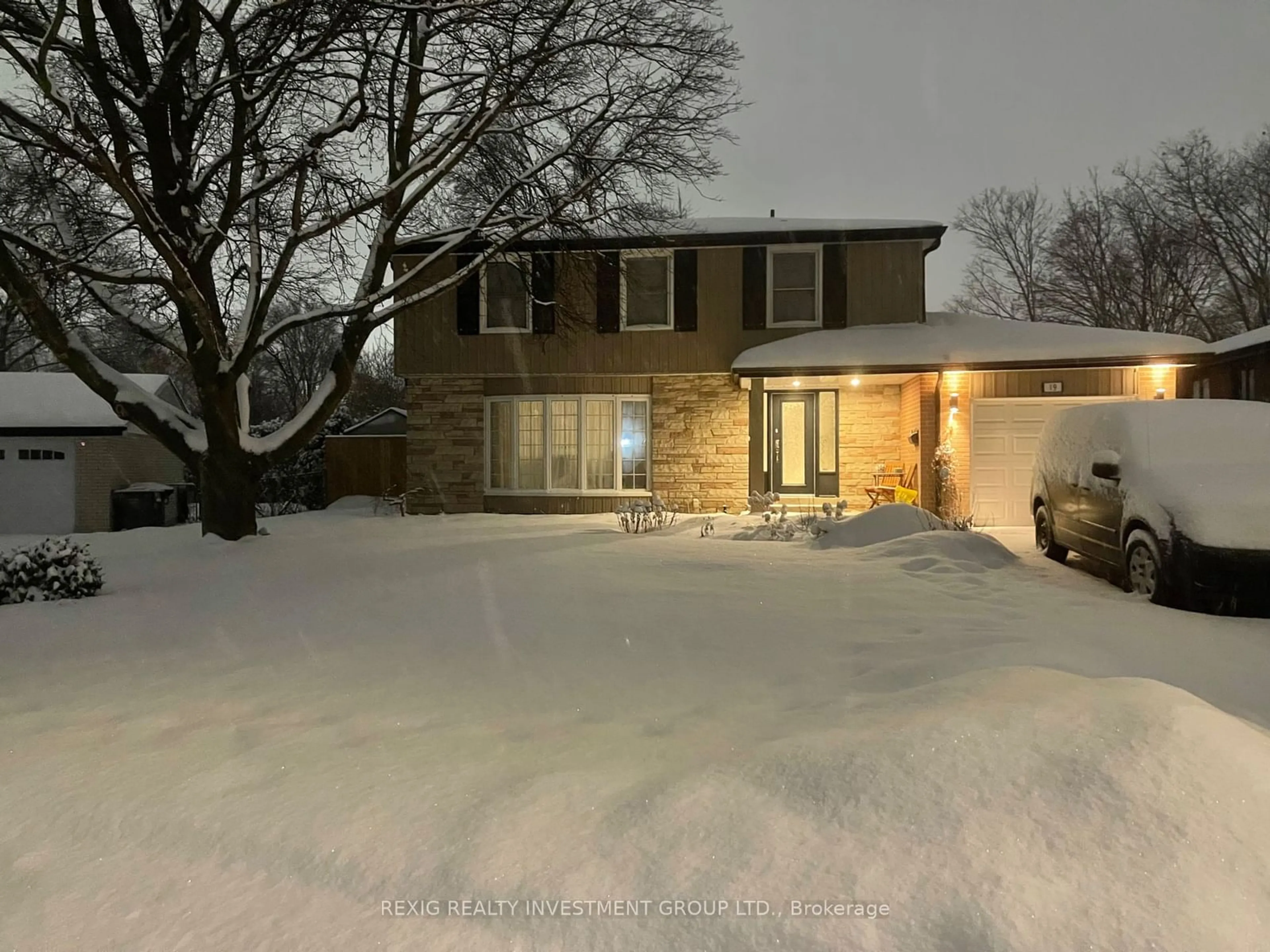 A pic from outside/outdoor area/front of a property/back of a property/a pic from drone, street for 19 Cavendish Cres, Brampton Ontario L6T 1Z3