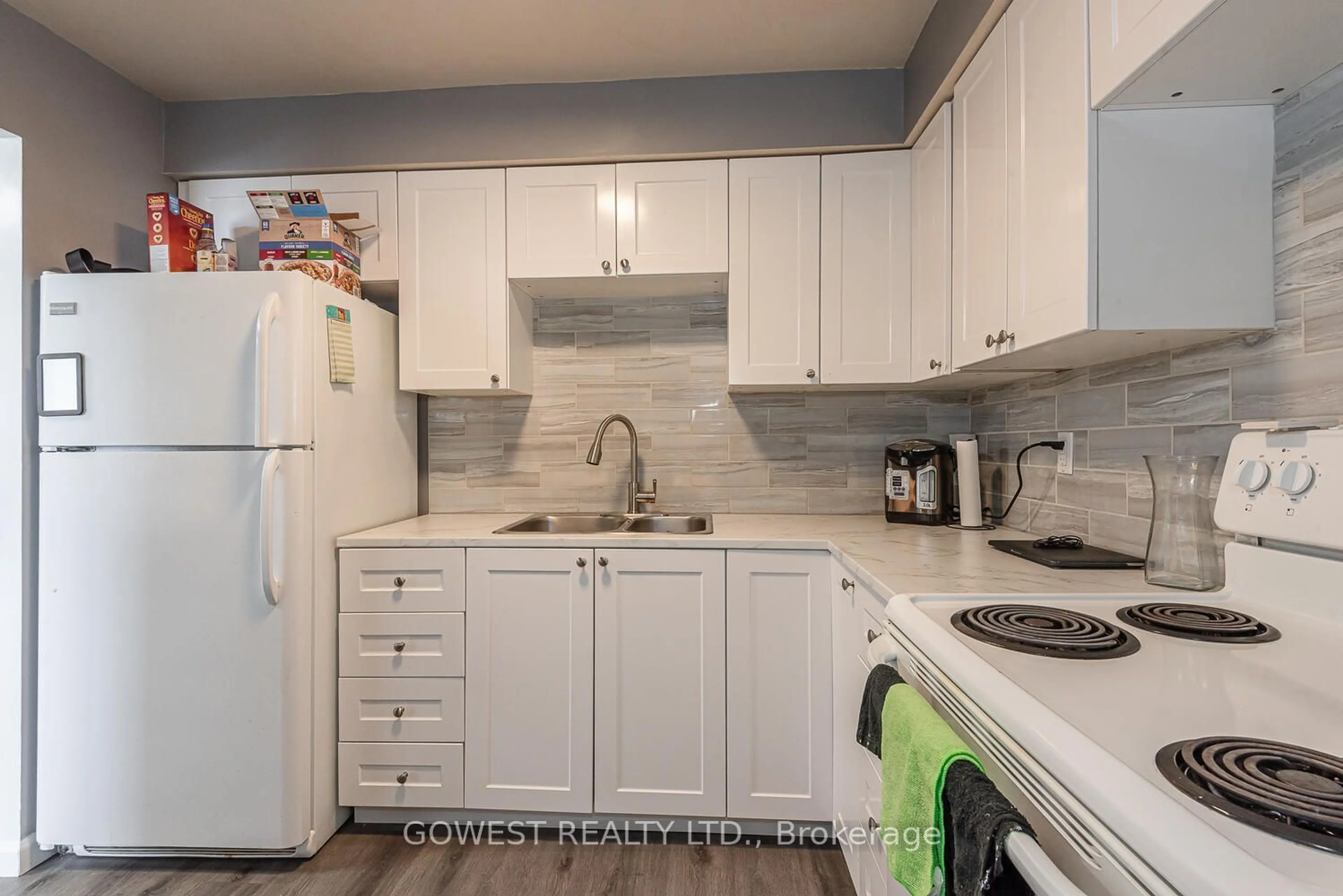 Standard kitchen, ceramic/tile floor for 2470 Eglinton Ave #1701, Toronto Ontario M6M 5E7