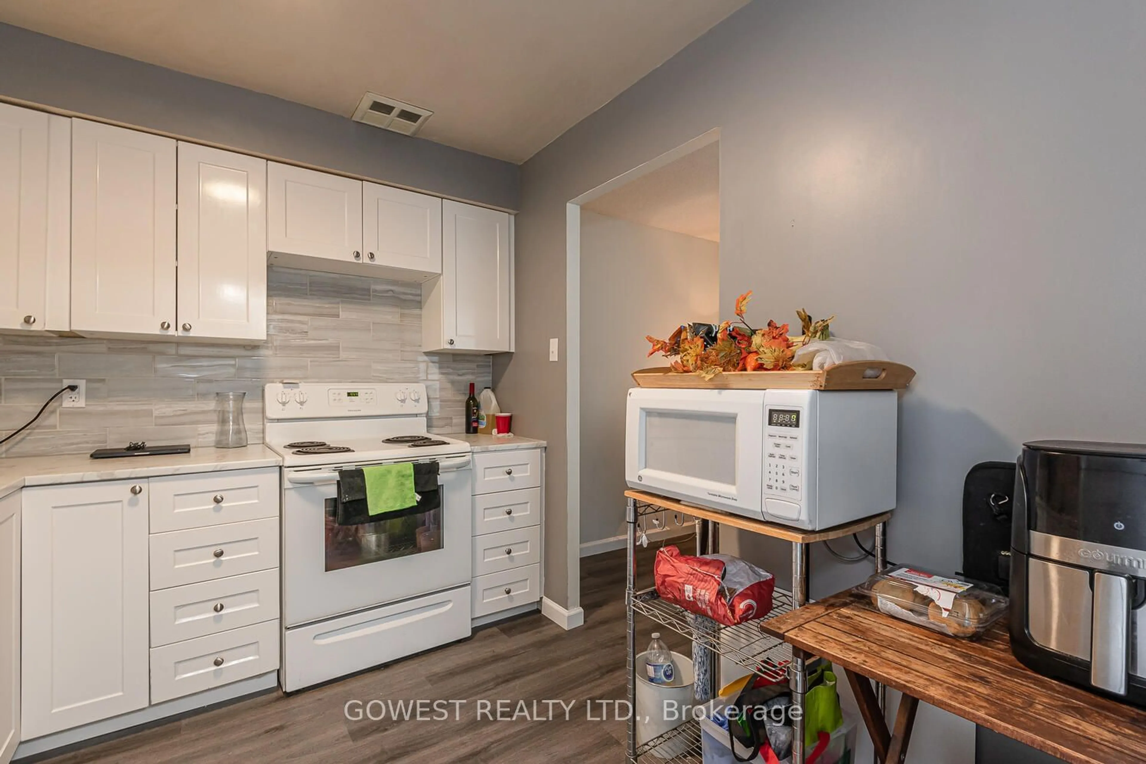 Standard kitchen, unknown for 2470 Eglinton Ave #1701, Toronto Ontario M6M 5E7