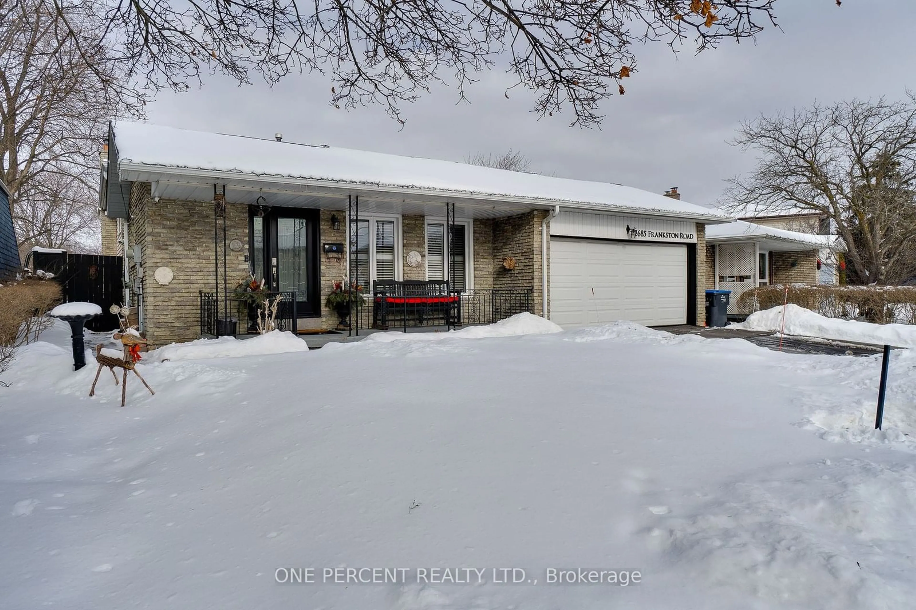 A pic from outside/outdoor area/front of a property/back of a property/a pic from drone, street for 2685 Frankston Rd, Mississauga Ontario L5L 1S3