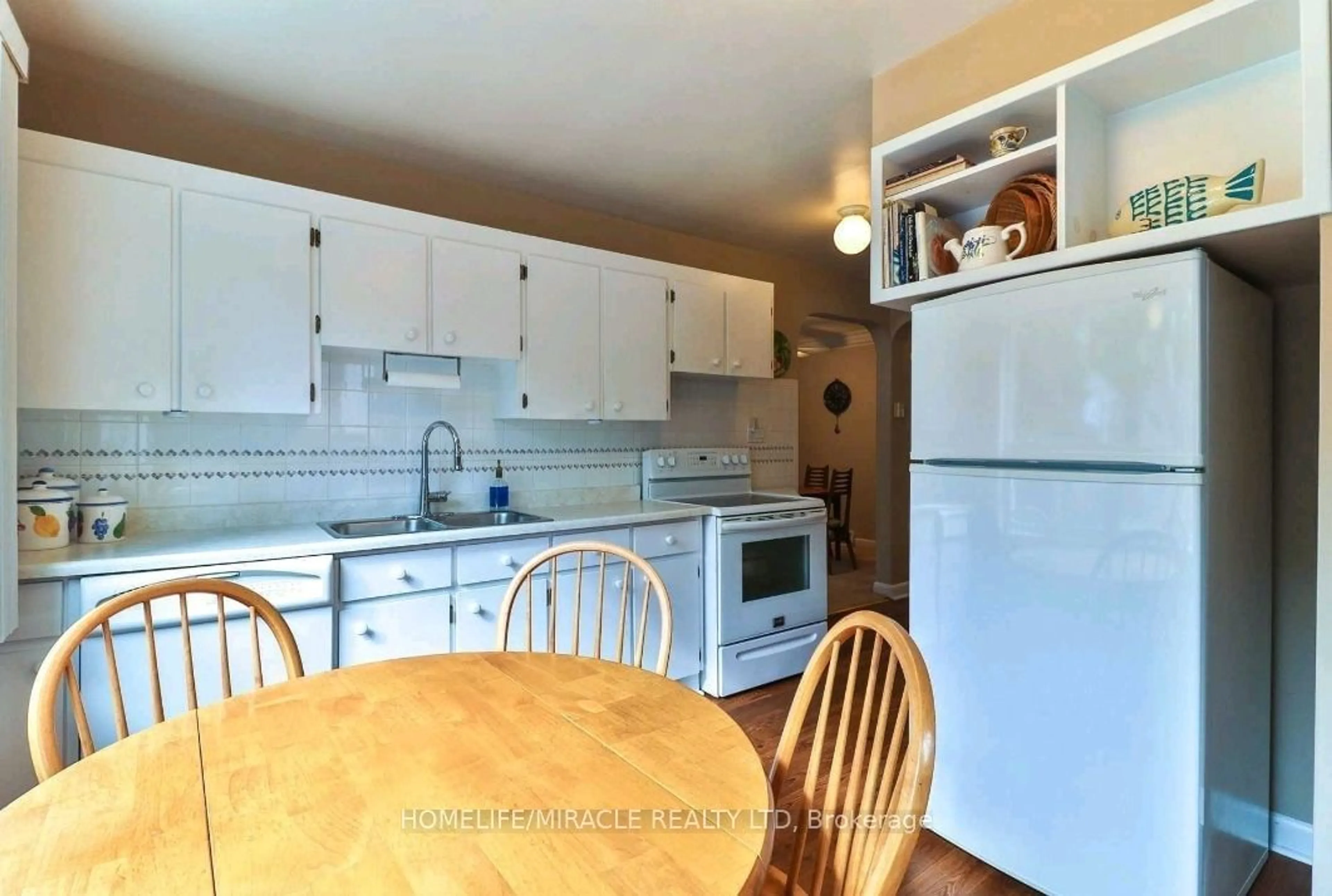 Standard kitchen, unknown for 1597 Trotwood Ave, Mississauga Ontario L5G 3Z8